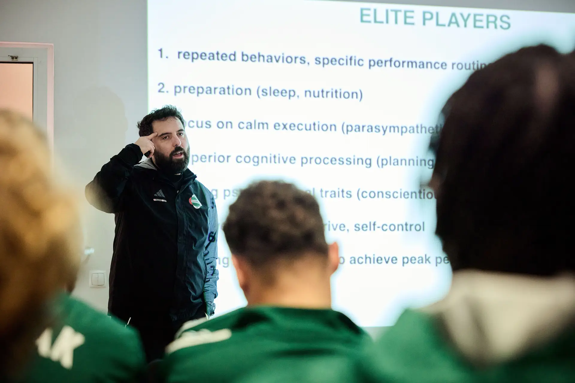 Gonçalo Feio durante a palestra com a equipa do Radomiak