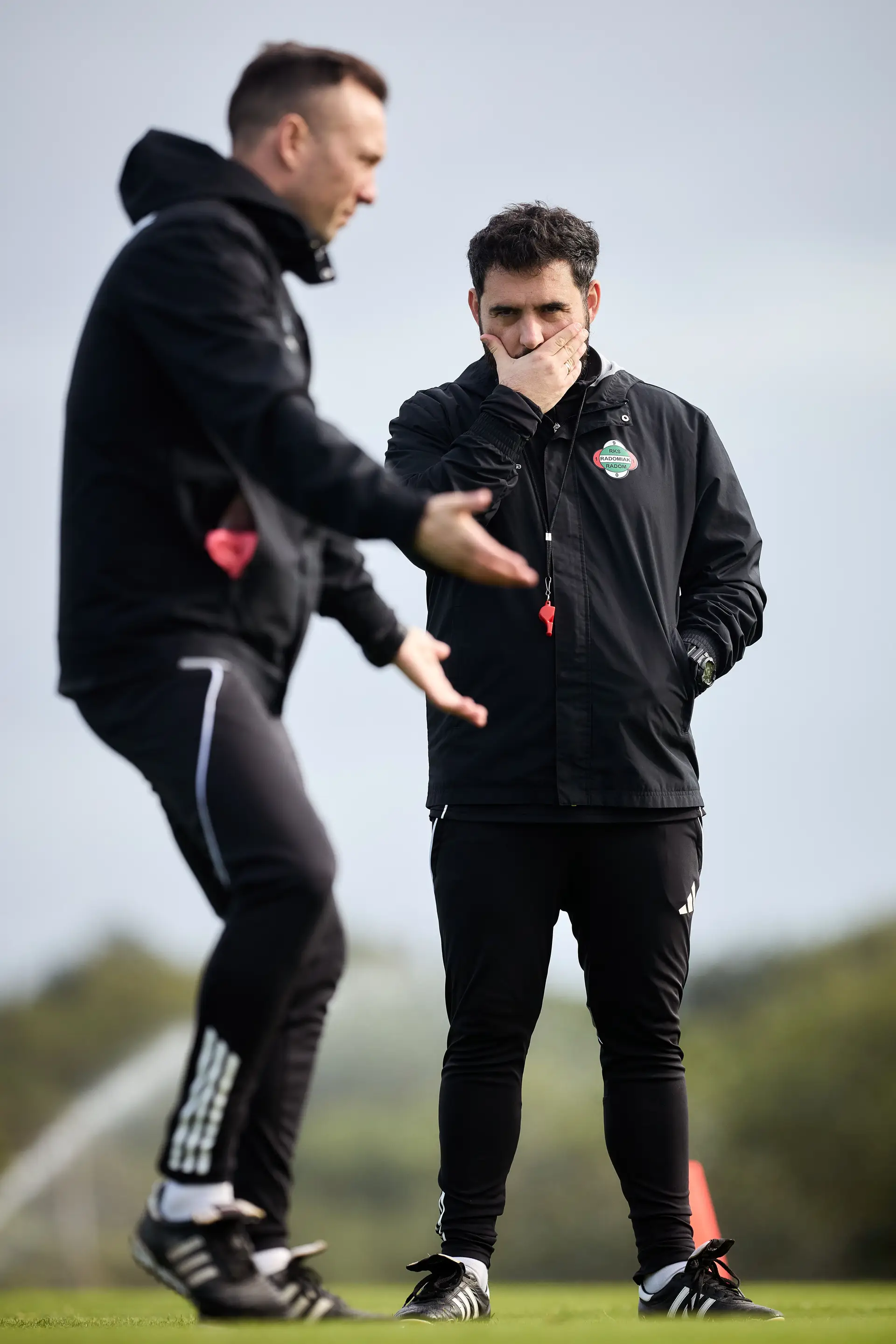 Gonçalo (de frente) com um dos seus adjuntos do Radomiak