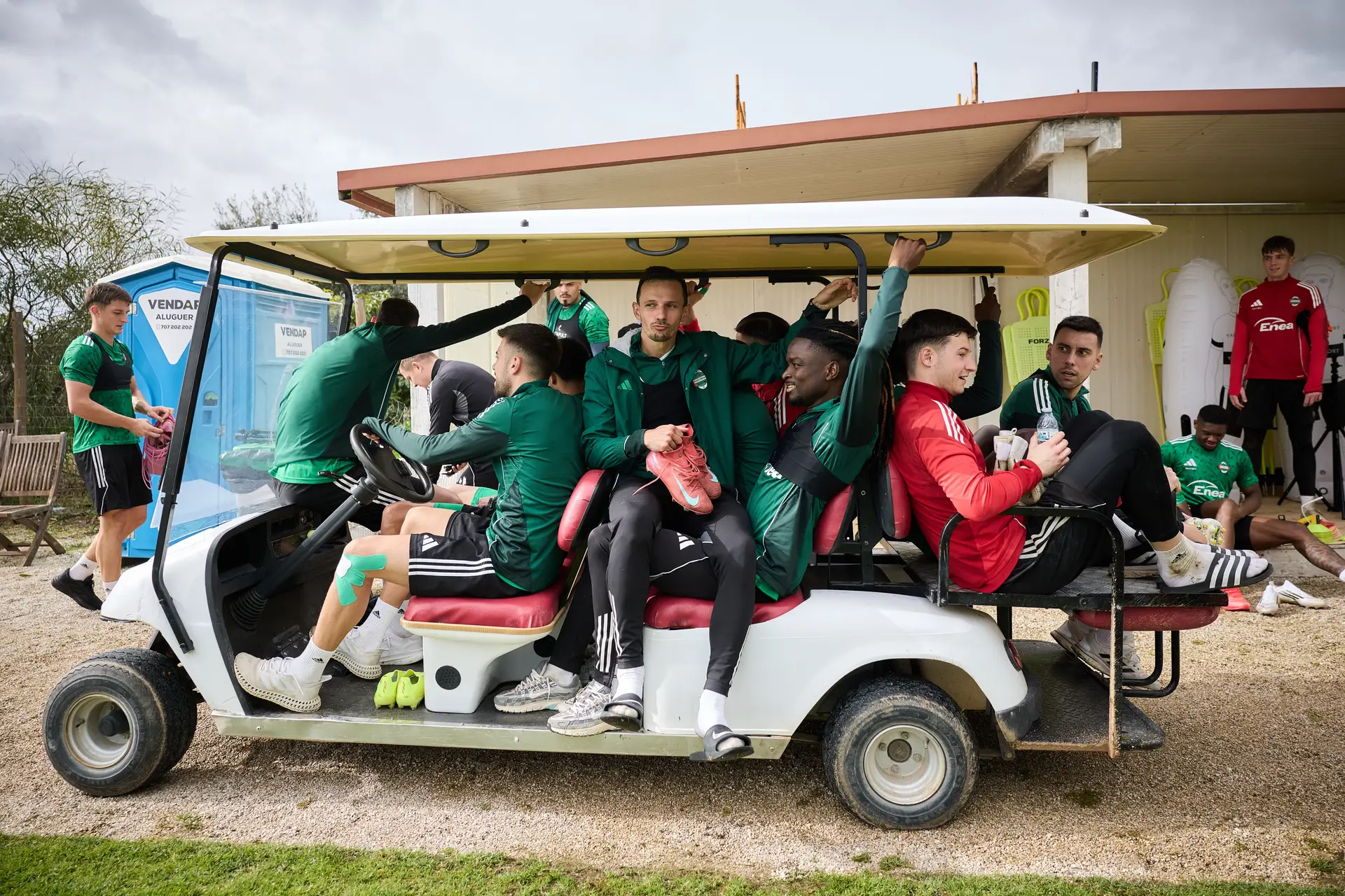 Assim que o treino terminou vários jogadores arrancaram para o hotel