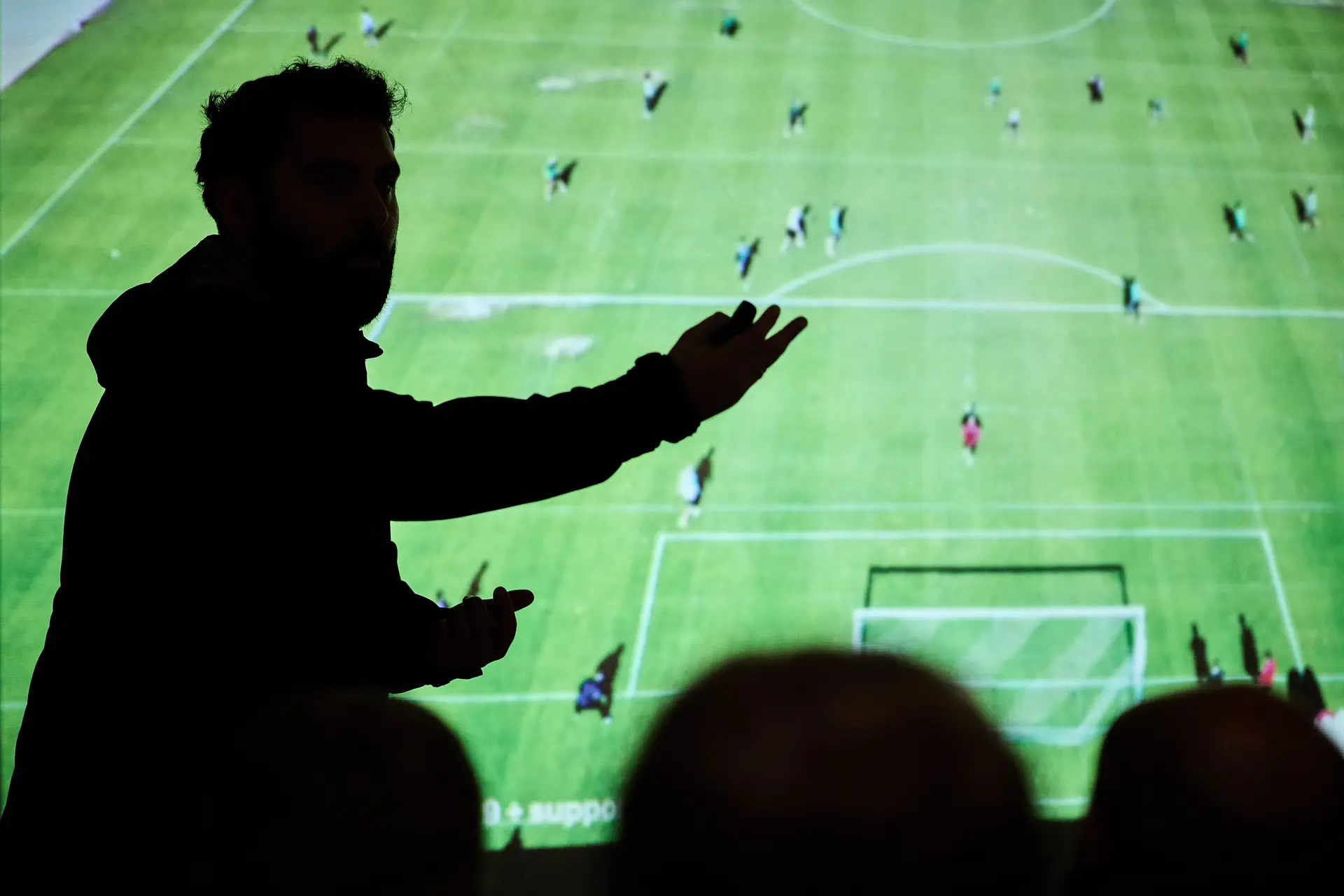 Um momento da palestra do treinador aos jogadores