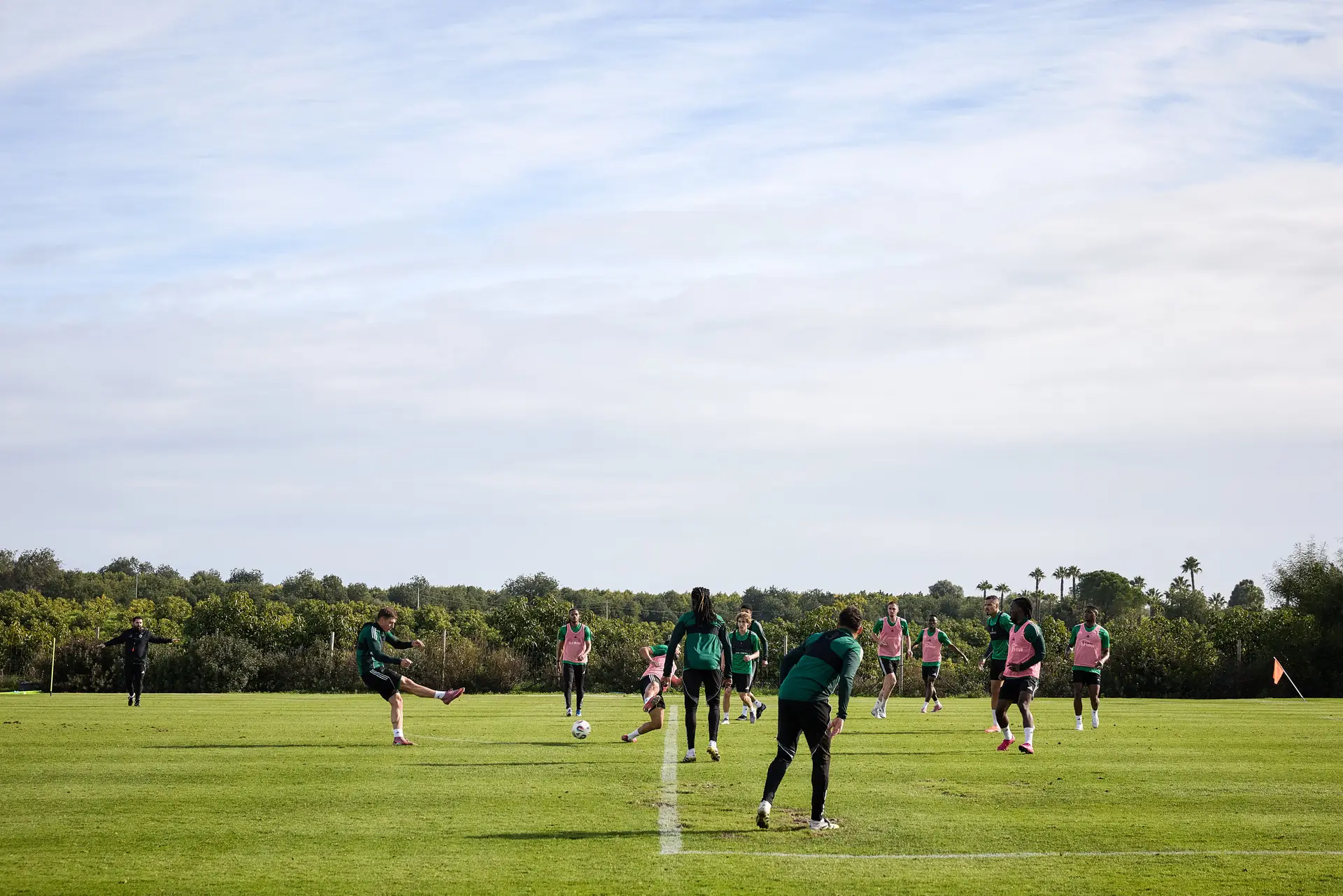 Um momento do treino da manhã, no Algarve