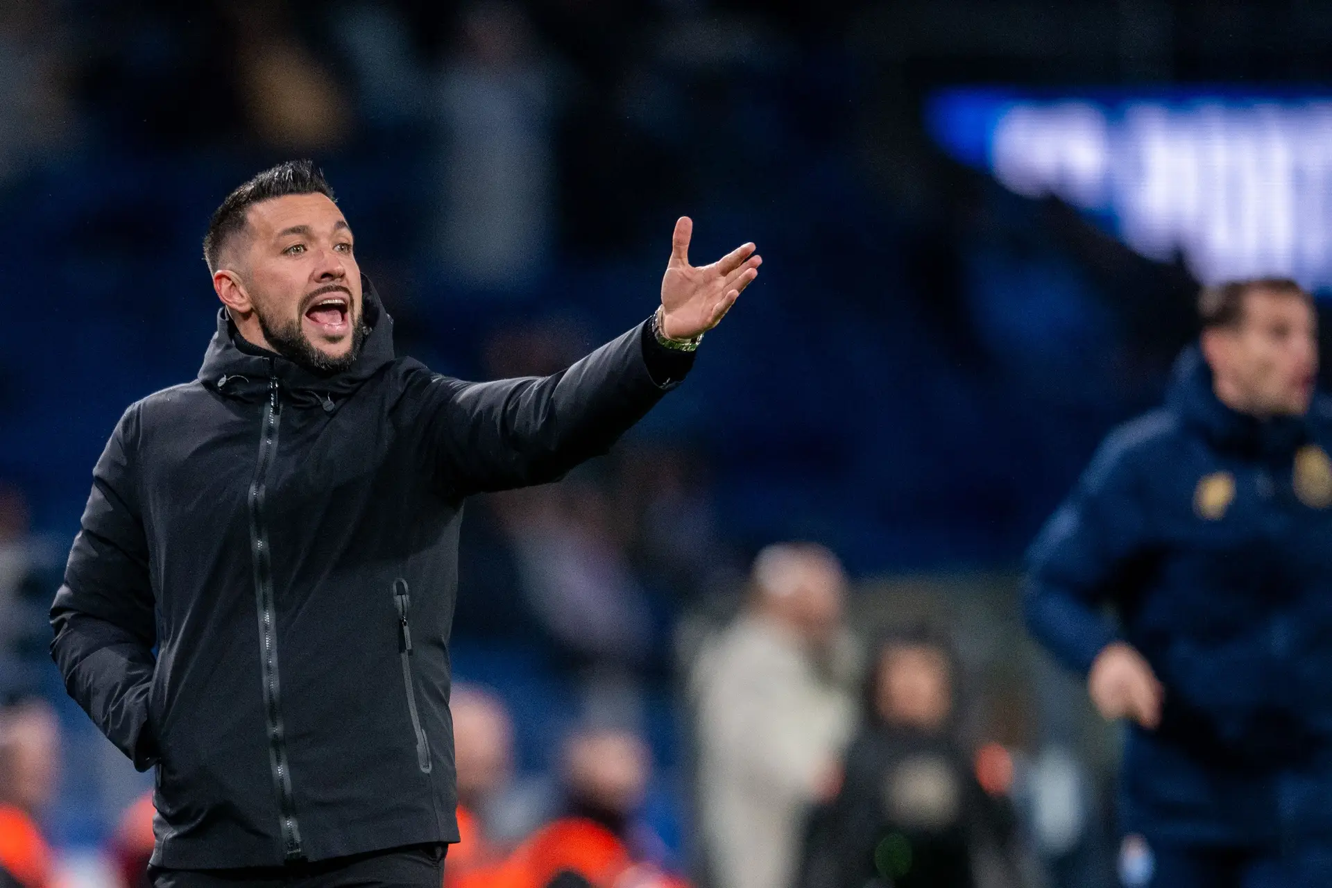 Farioli a dar indicações aos jogadores do FC Porto no encontro frente ao Gil Vicente