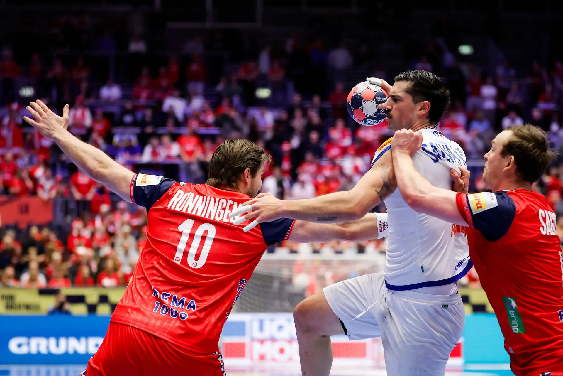 Salvador Salvador a passar entre os defesas noruegueses