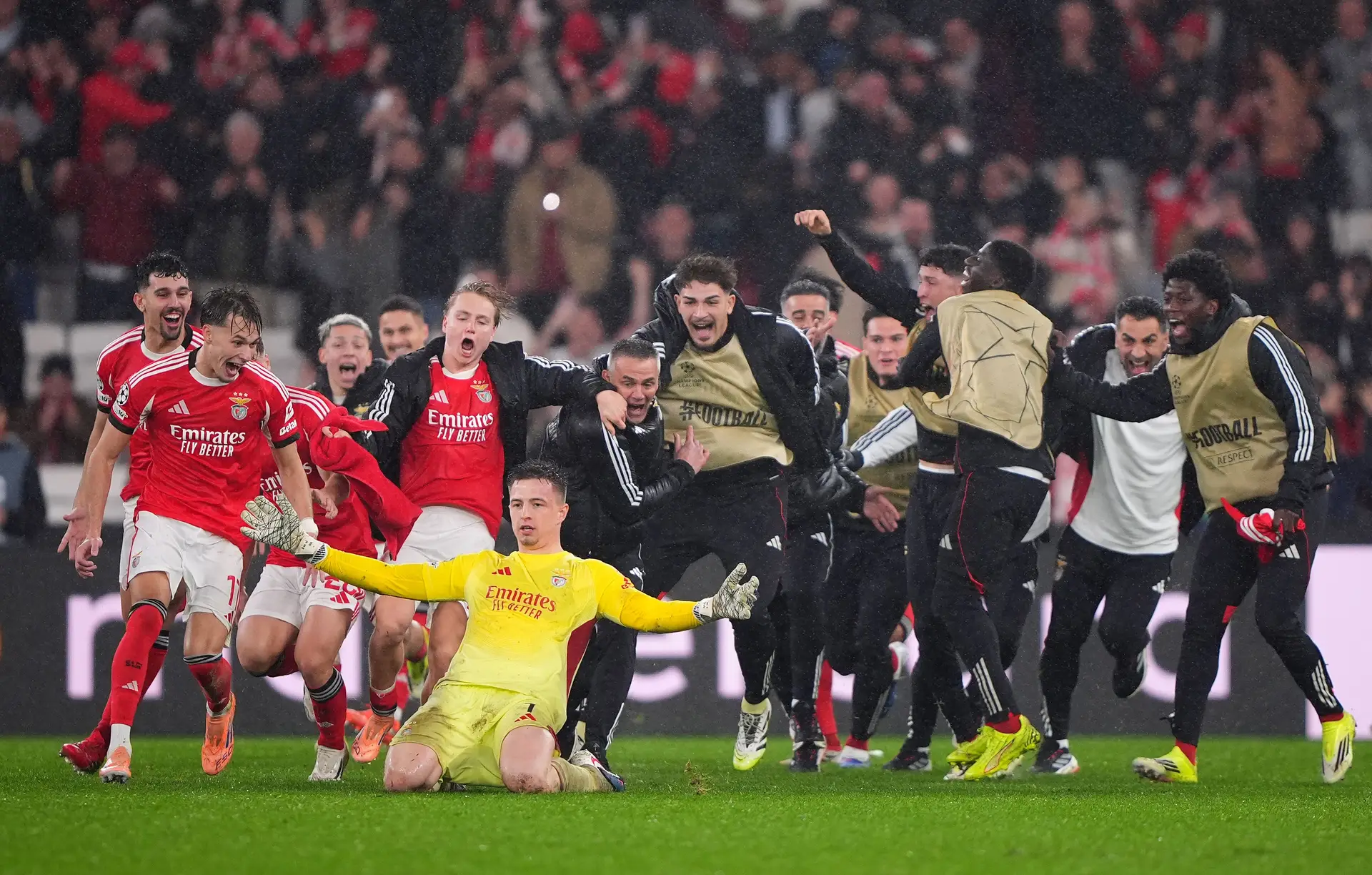 Trubin celebra o 4-2, com toda a equipa atrás de si