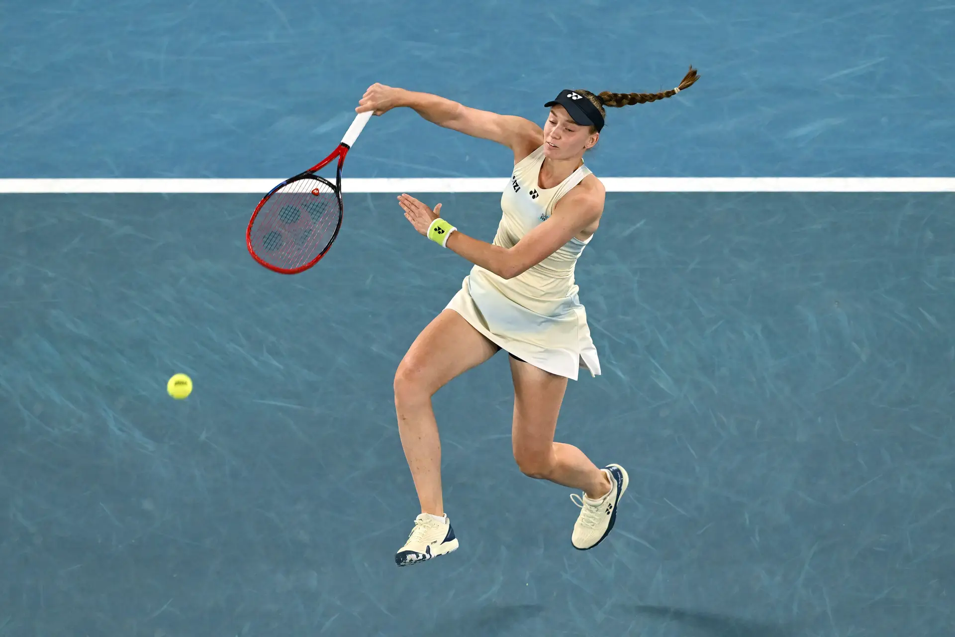 Elena Rybakina a bater um smash contra Jessica Pegula nas meias-finais em Melbourne