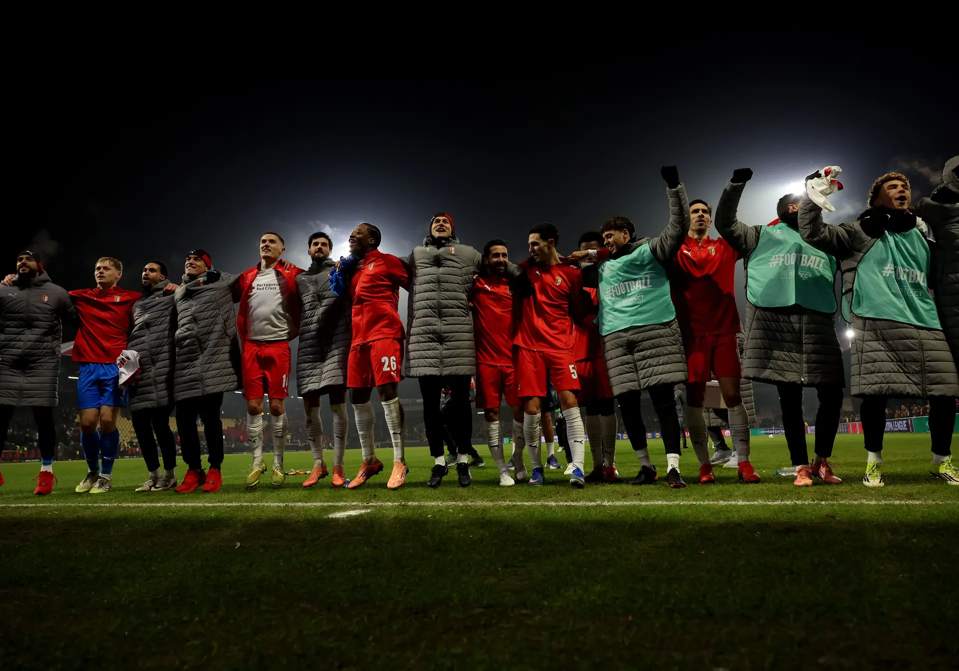 Os jogadores do SC Braga a celebrarem com os adeptos a passagem à fase seguinte da Liga Europa