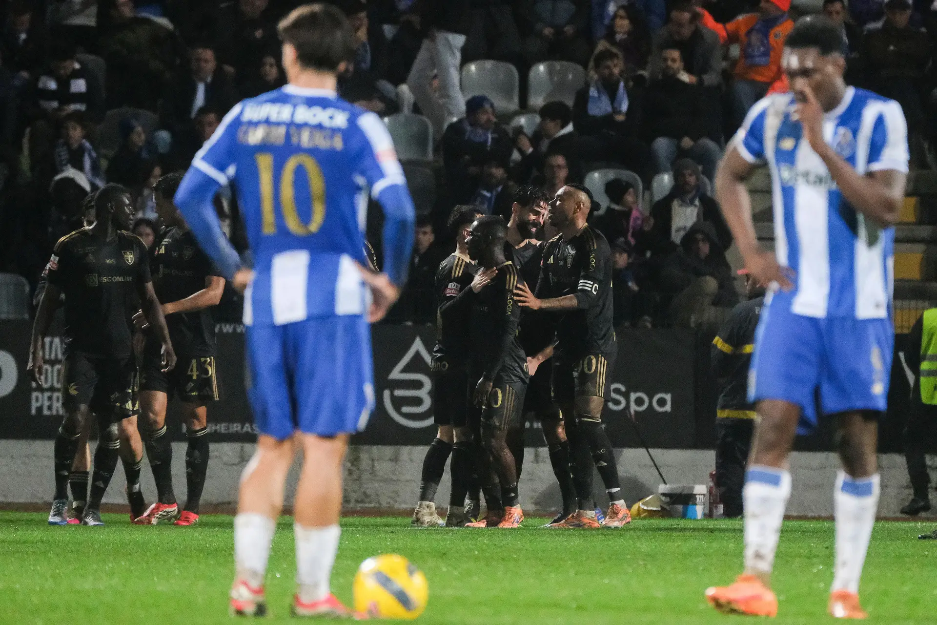 Gansos festejam a primeira vitória em casa 