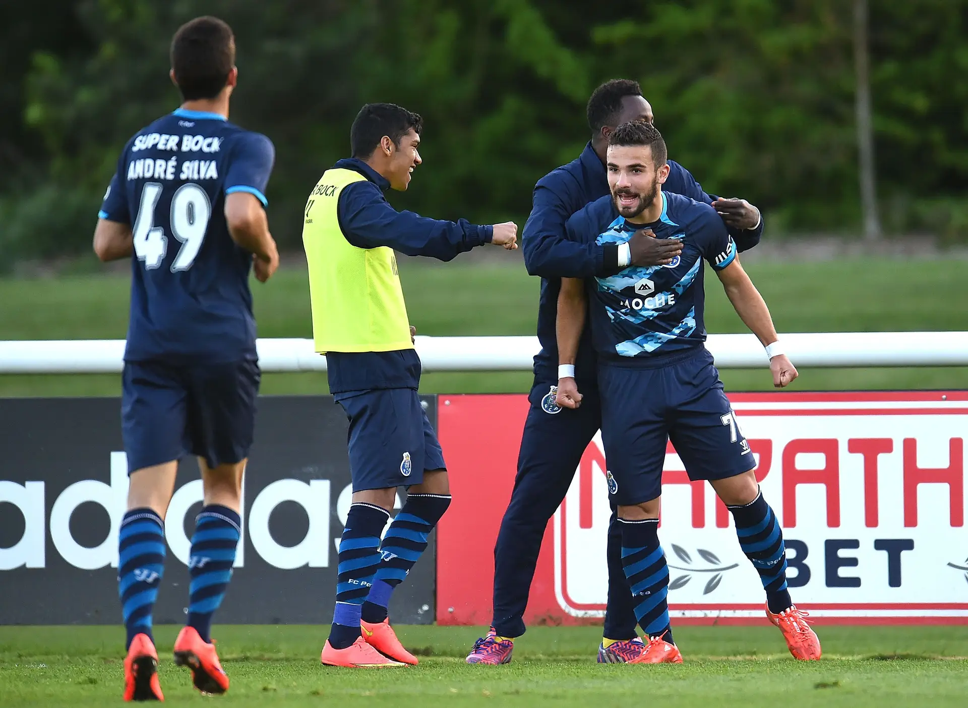 Leandro celebra um golo marcado ao Fulham, na meia-final da U21 Premier League International Cup, em 2015 