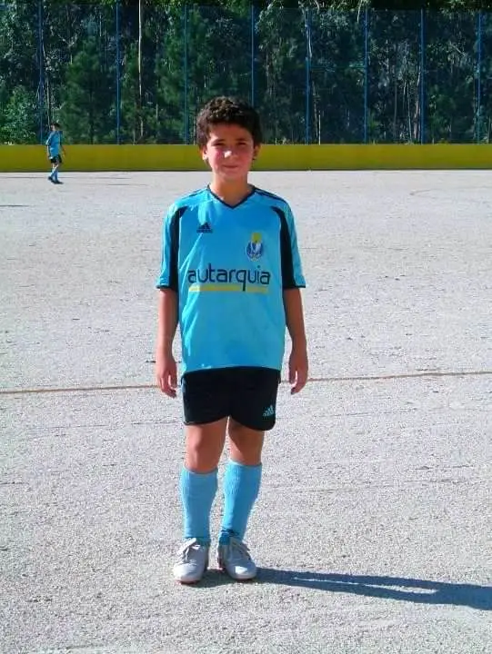 Leandro começou por jogar futebol no Sport Clube Paivense