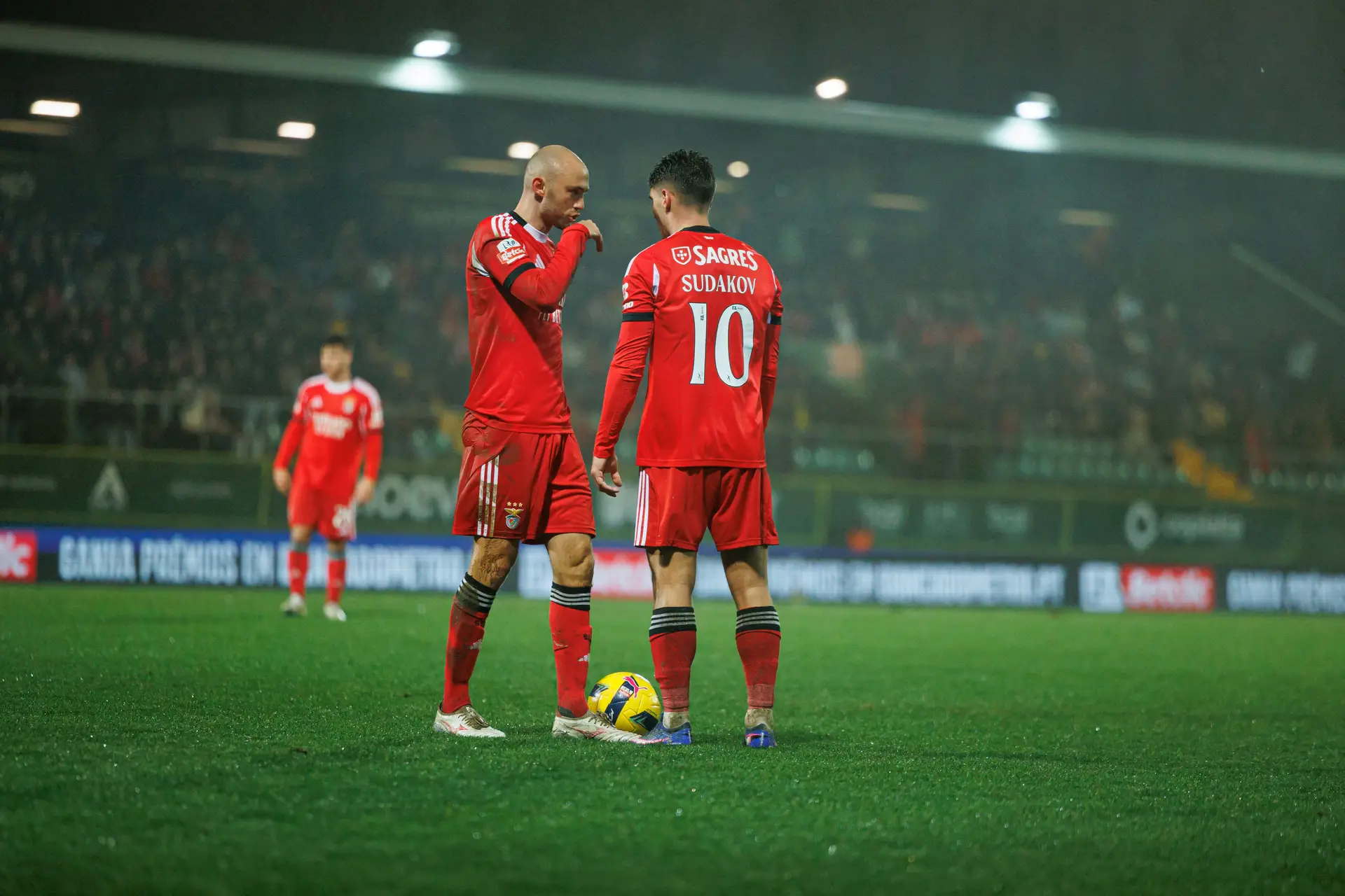 Aursnes e Sudakov durante o jogo contra o Tondela que acabou no sétimo empate do Benfica no campeonato