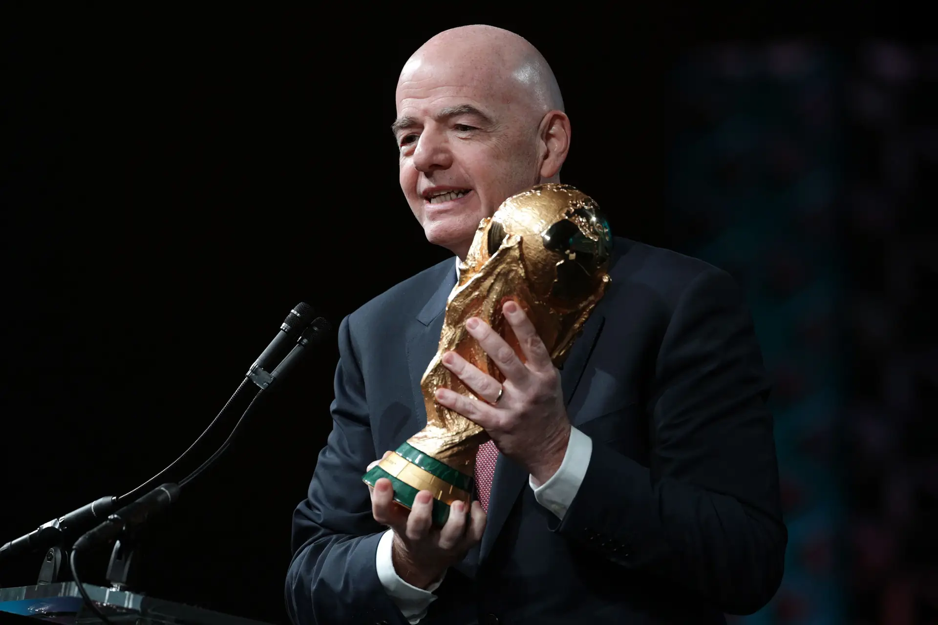 Infantino segura o troféu do Mundial