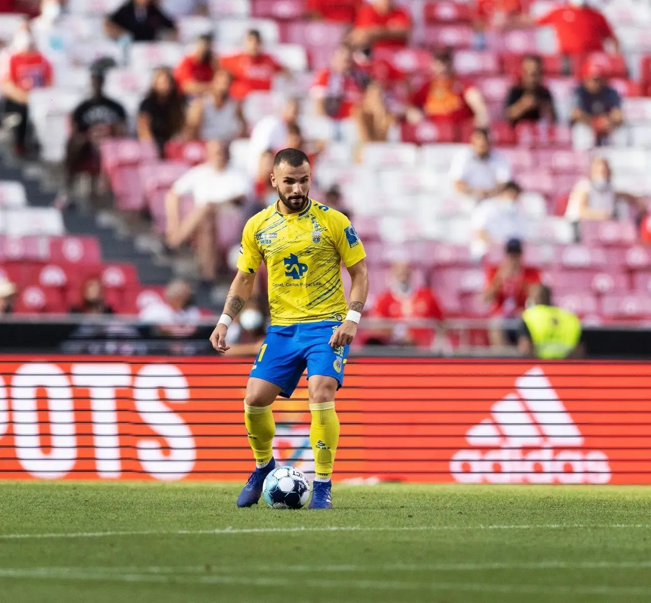 O médio em ação pelo FC Arouca