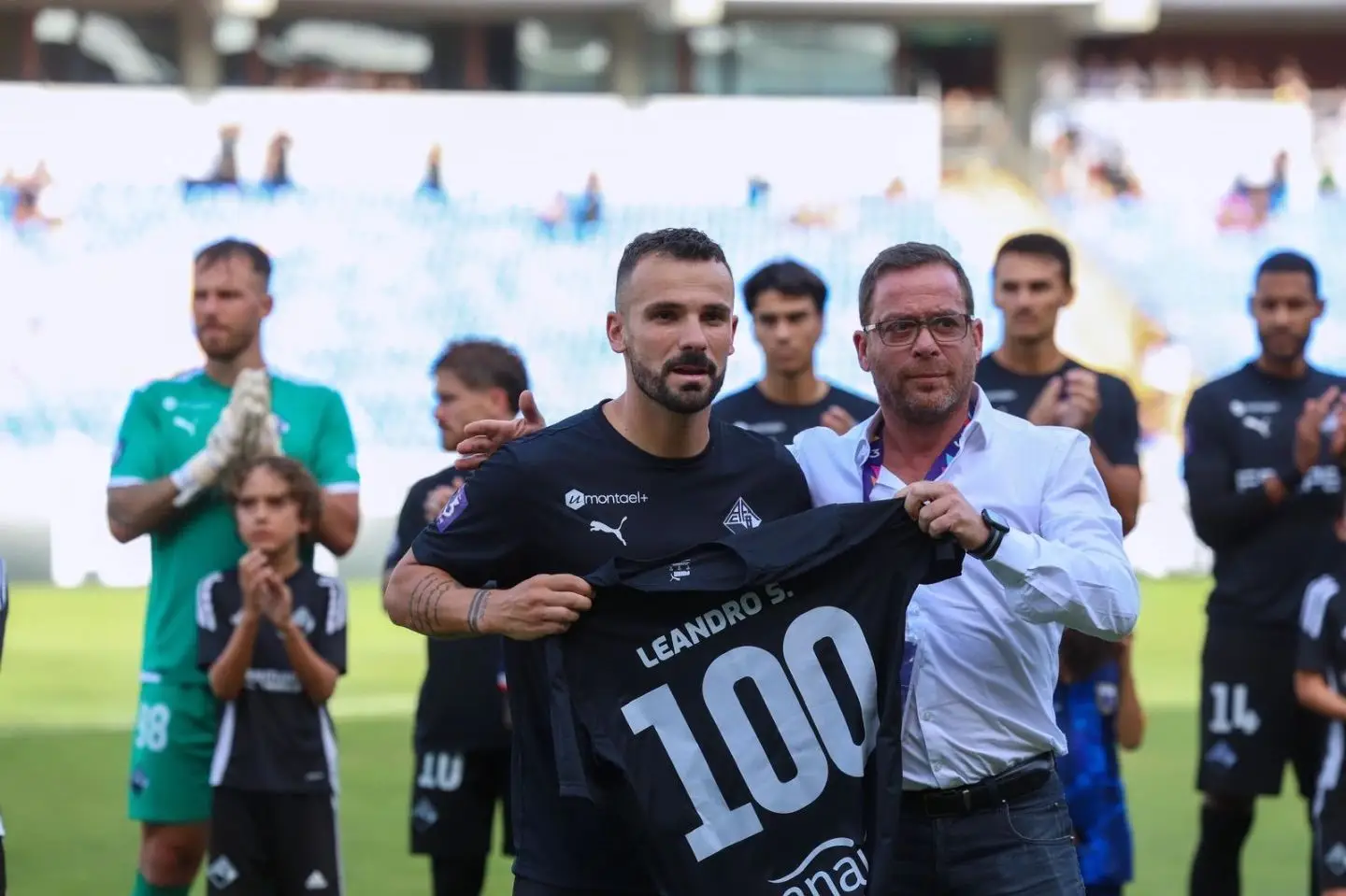 Leandro regressou à Académica em 2024/25. Aqui a receber a camisola comemorativa dos 100 jogos feitos pelo clube