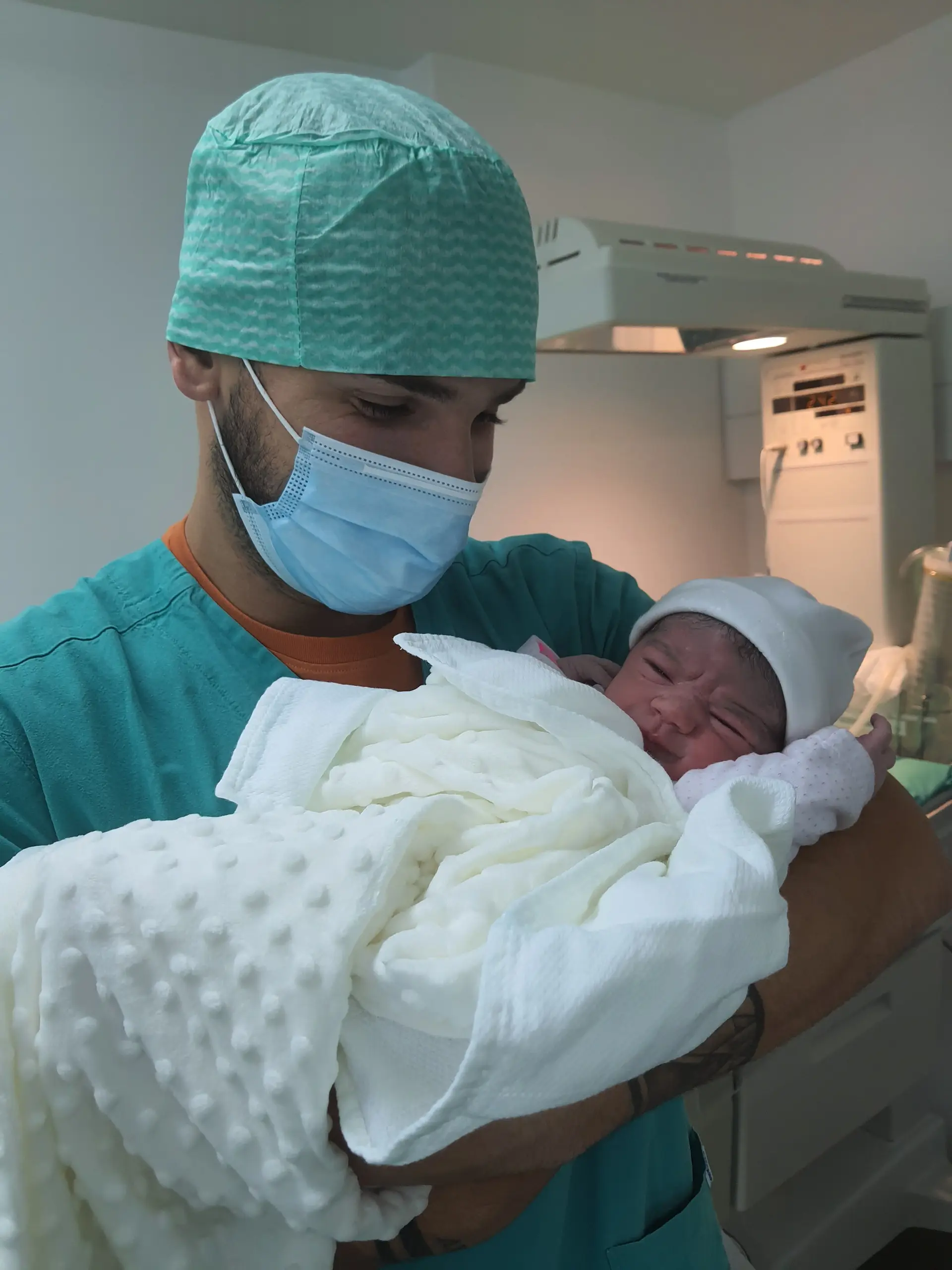 Leandro com Ariana, a filha mais nova, recém-nascida