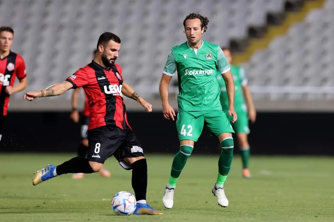 O médio (à esquerda) jogou pouco tempo pelo Hapoel Haifa, de Israel