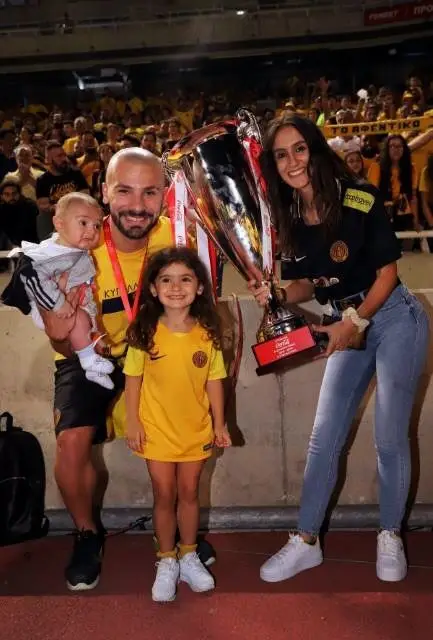 O médio com filho Matteo ao colo, a filha Carolina, a mulher e a Taça de Chipre, que ganhou pelo AEL Limassol