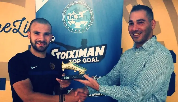 Leandro a receber o troféu de melhor golo da jornada, em Chipre, em 2017
