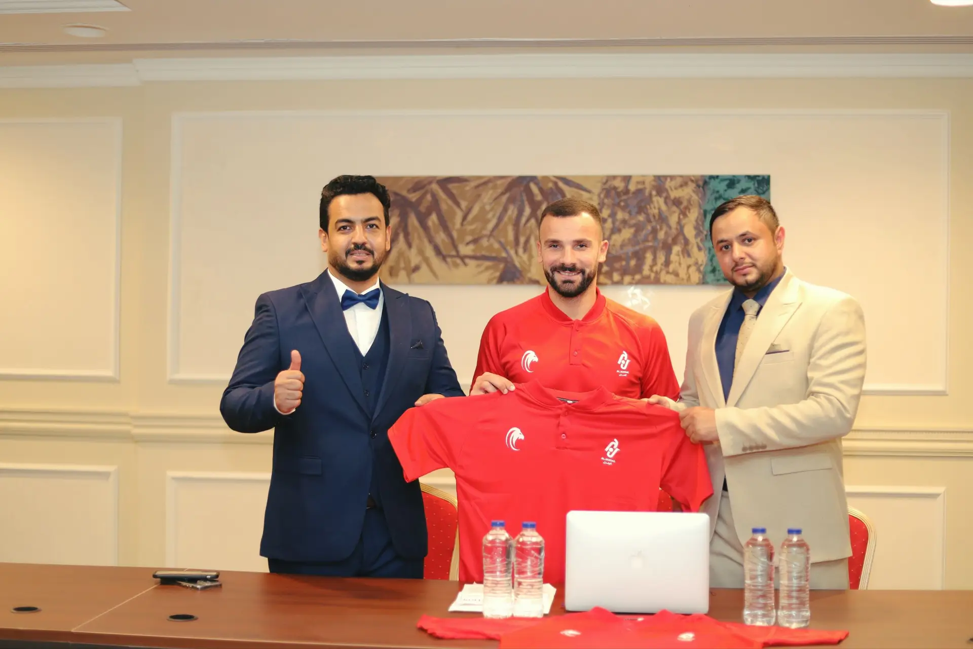 Em 2024, o médio assinou pelo Al-Jandal, da Arábia Saudita. Na foto com os diretores do clube