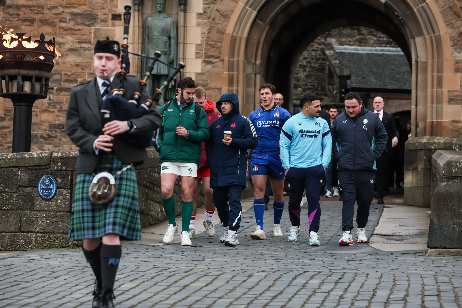 Os capitães das seis seleções do torneio a passearem por Edimburgo, antes do torneio, guiados por uma gaita de foles