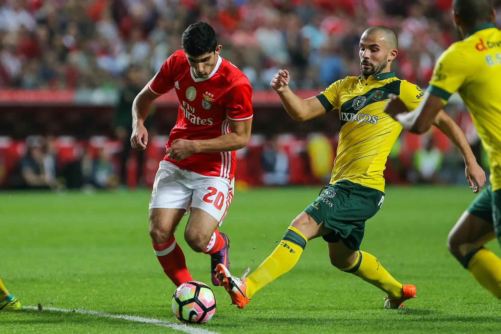 Leandro (à direita) que jogou pelo Paços de Ferreira, em 2016, tenta chegar primeiro à bola do que Gonçalo Guedes, do Benfica