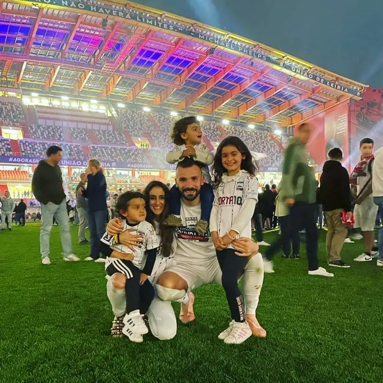 Leandro com a mulher e os três filhos no Estádio de Leiria, na festa da subida do U. Leiria à II Liga