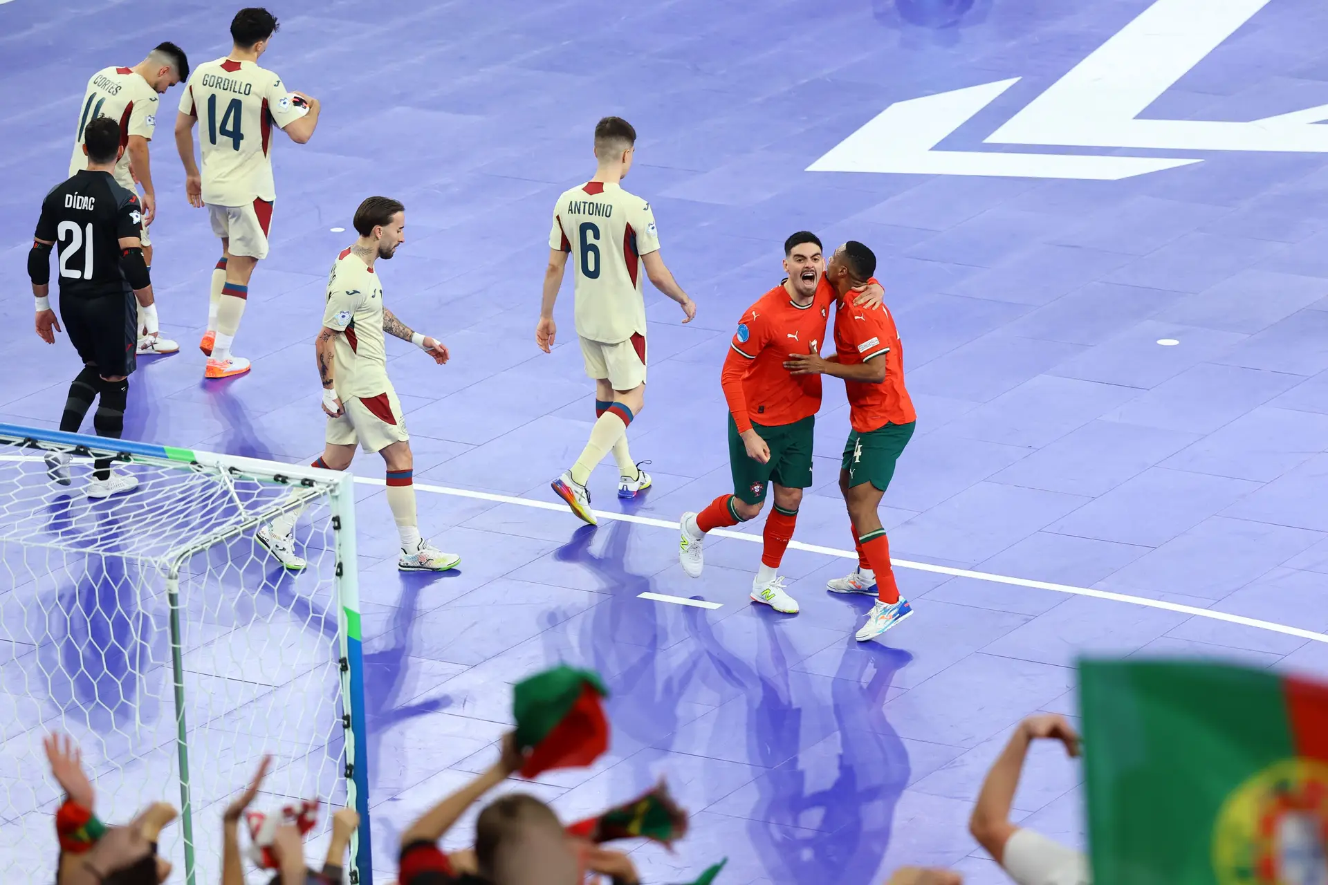 Pauleta a festejar o seu golo