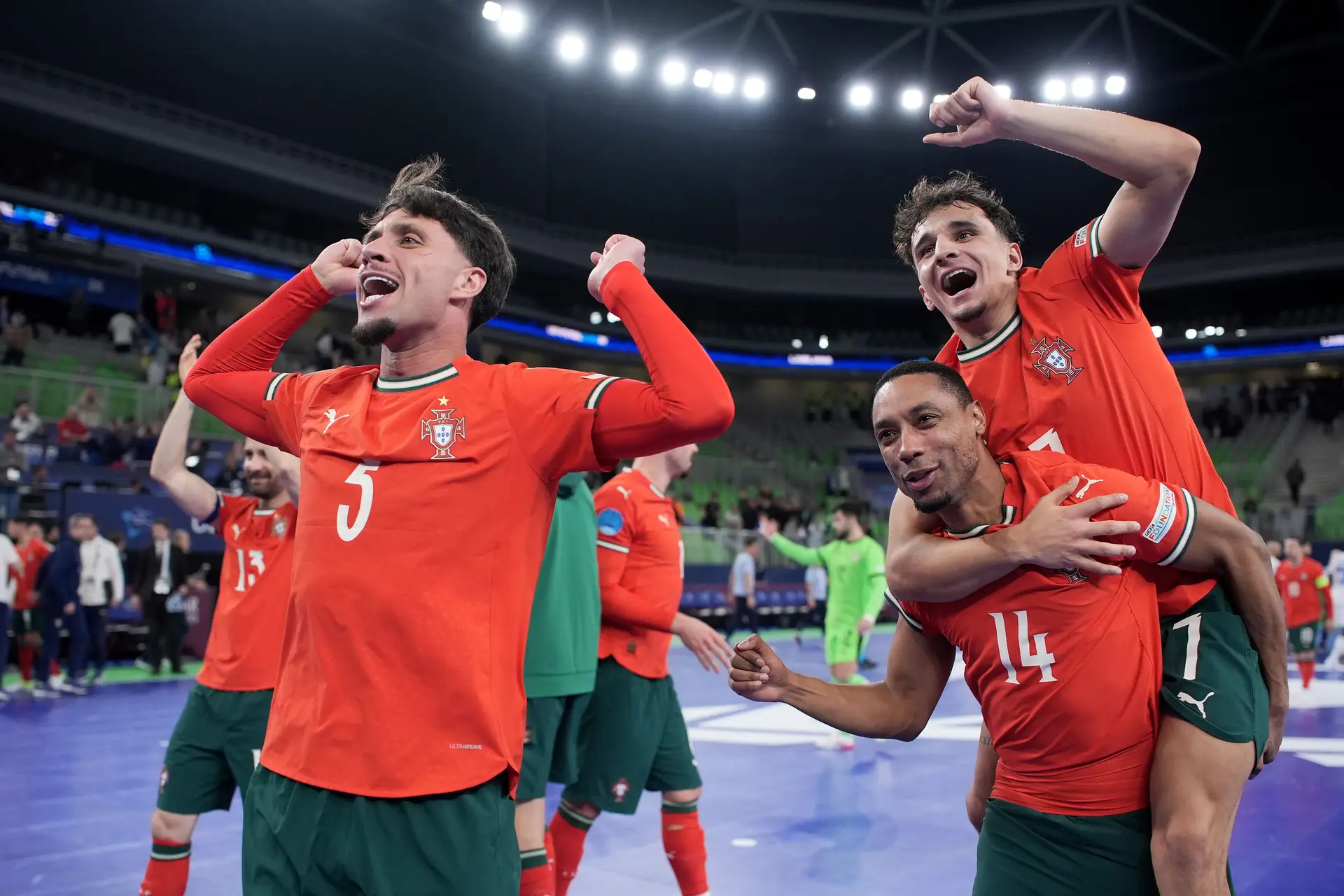 Os jogadores portugueses festejam a vitória contra a França na meia-final do Europeu