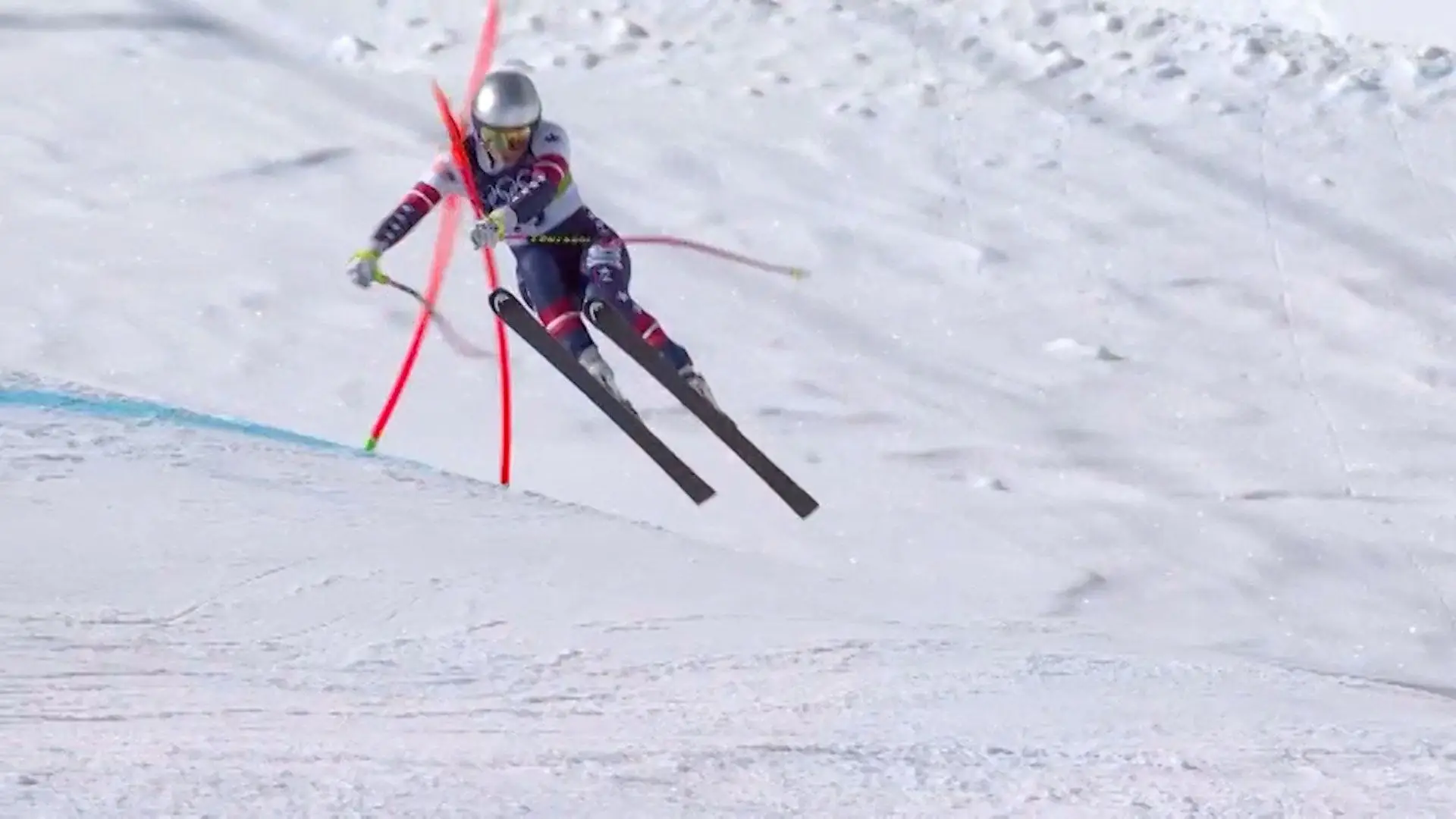 O momento em que Lindsey Vonn toca numa das portas da prova de downhill, levando a uma grave queda
