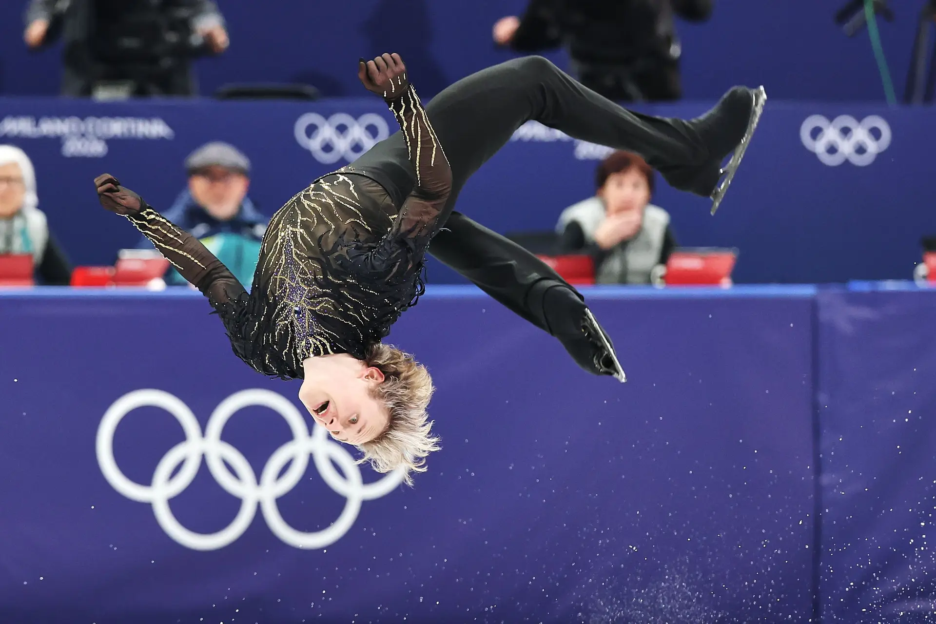 O norte-americano de 21 anos a fazer aquilo que ninguém fazia há 50 anos: aterrar, de forma legal, um mortal para trás em Jogos Olímpicos