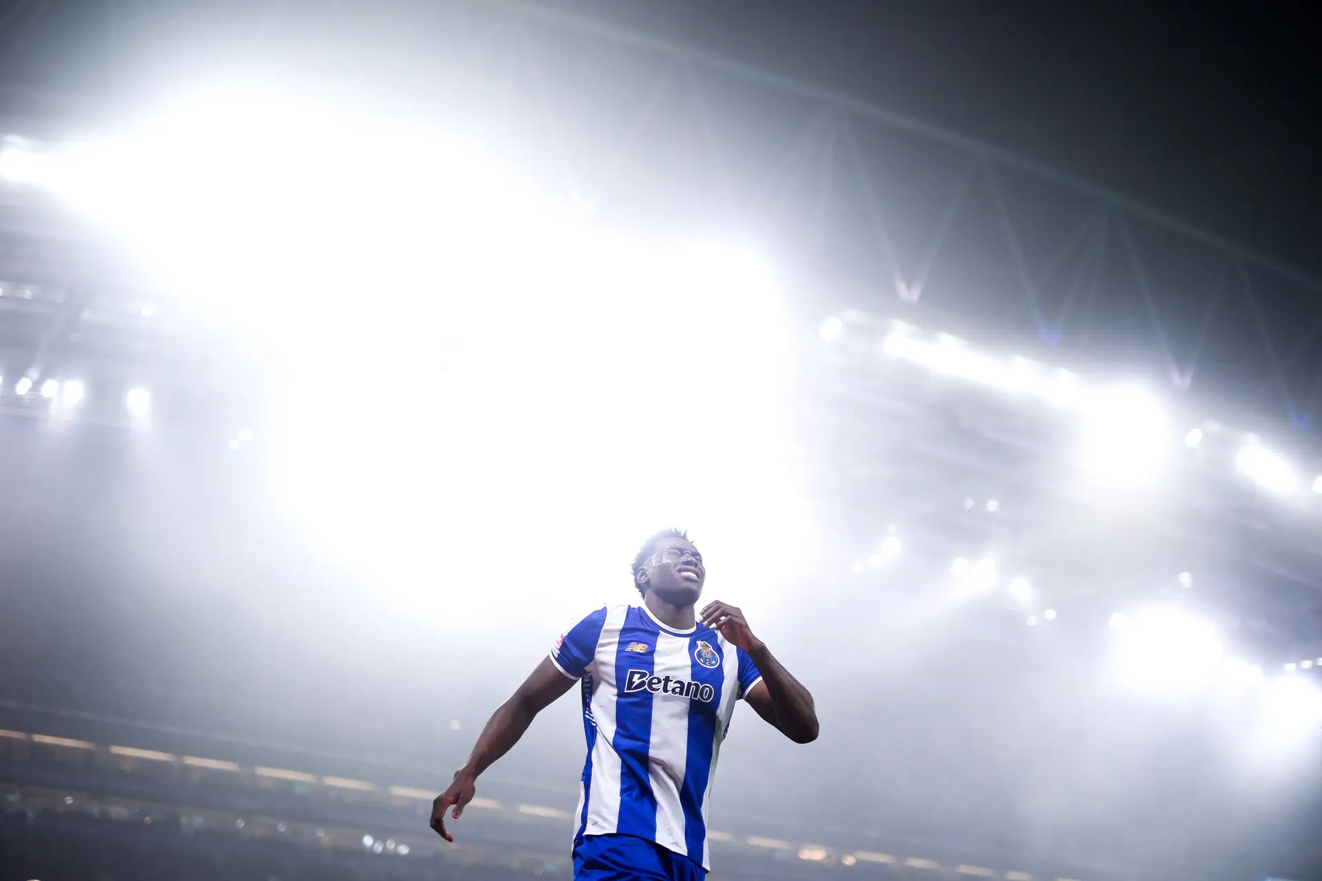 Avançado espanhol lesionou-se ainda durante a primeira parte do jogo frente ao Sporting e deverá enfrentar agora longa paragem