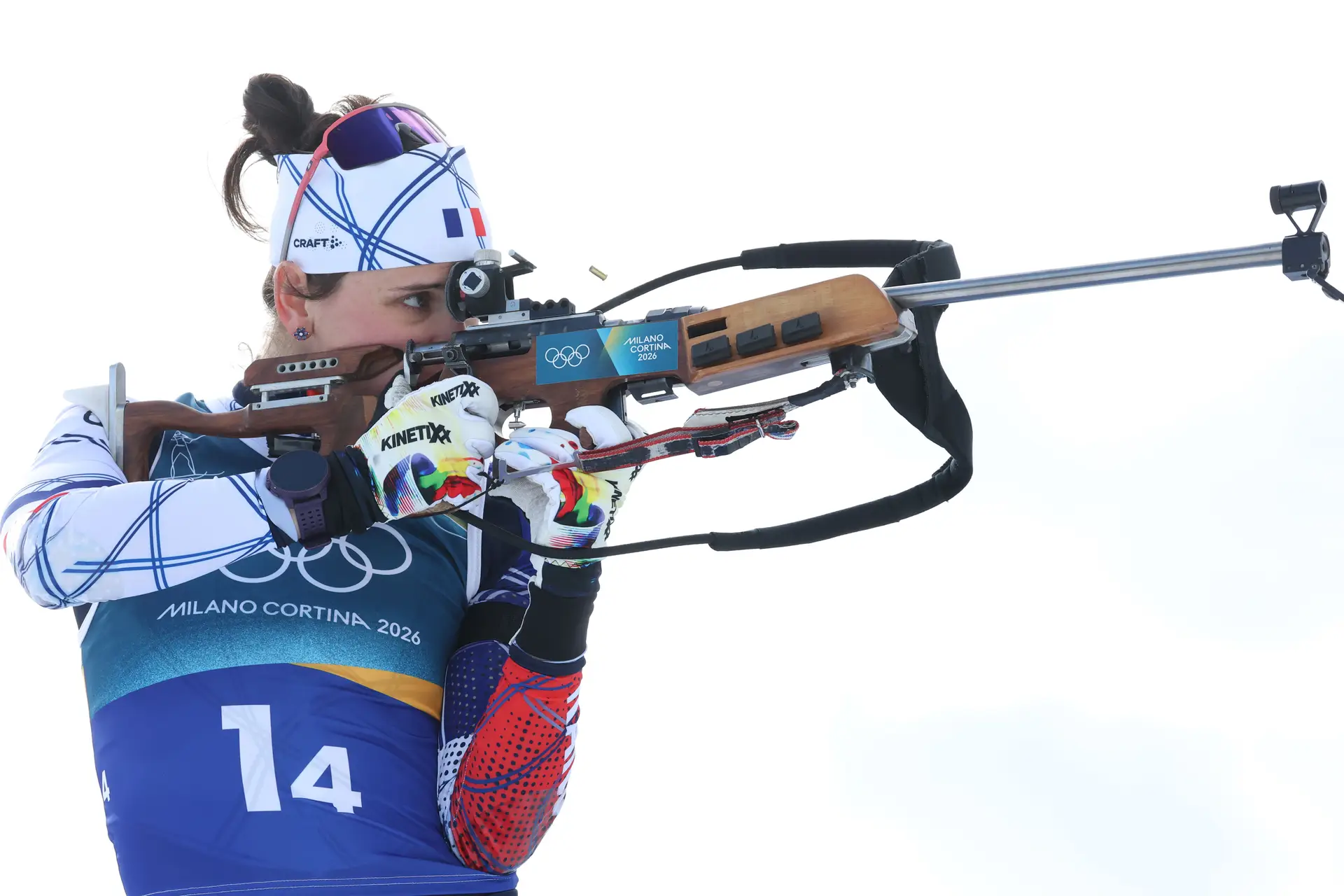 Julia Simon a disparar nos Jogos Olímpicos Milão-Cortina