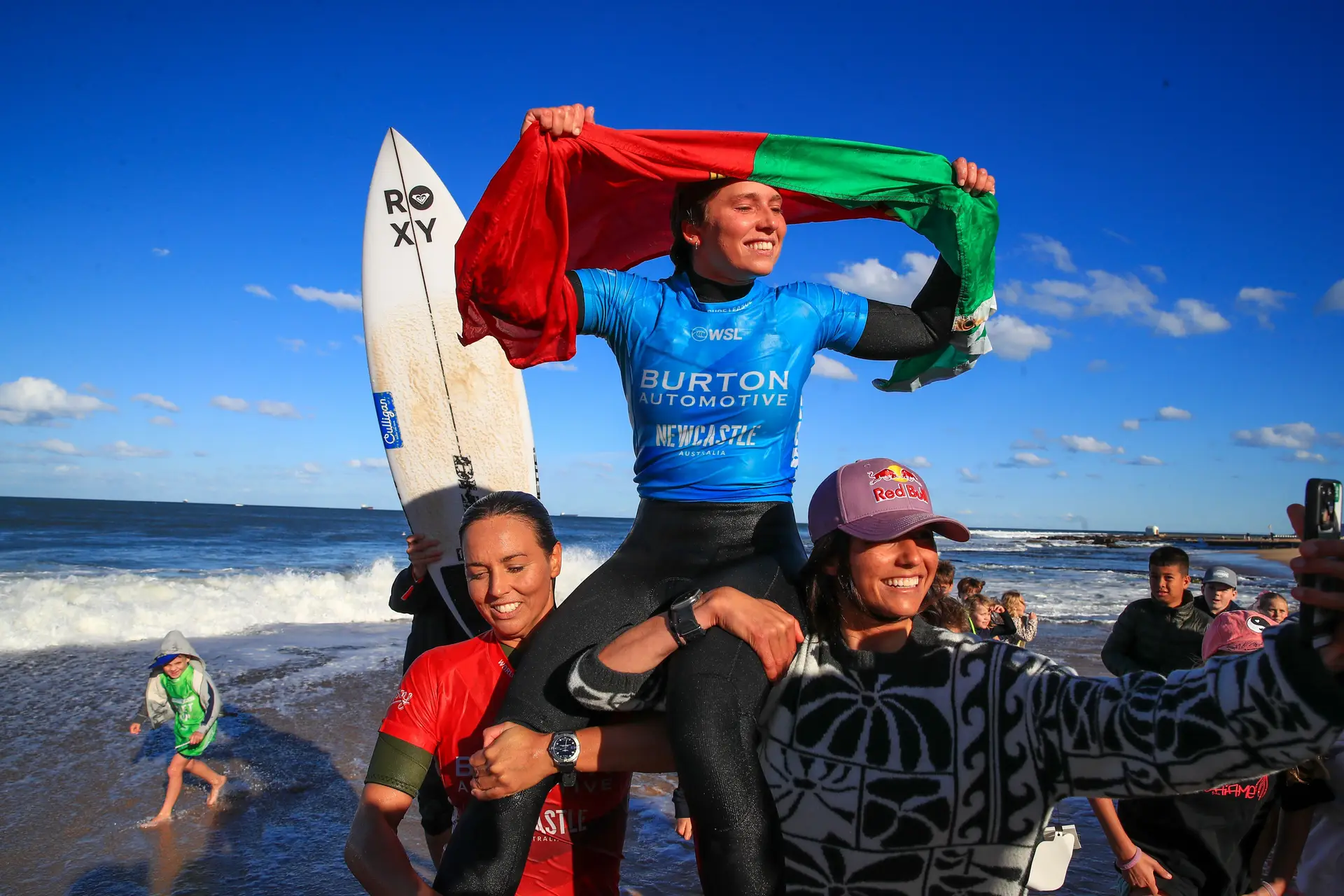 A festejar na praia, levada em ombros e com a bandeira portuguesa: tudo o que Francisca Veselko não fez no Havai porque a WSL se atrasou a fazer contas