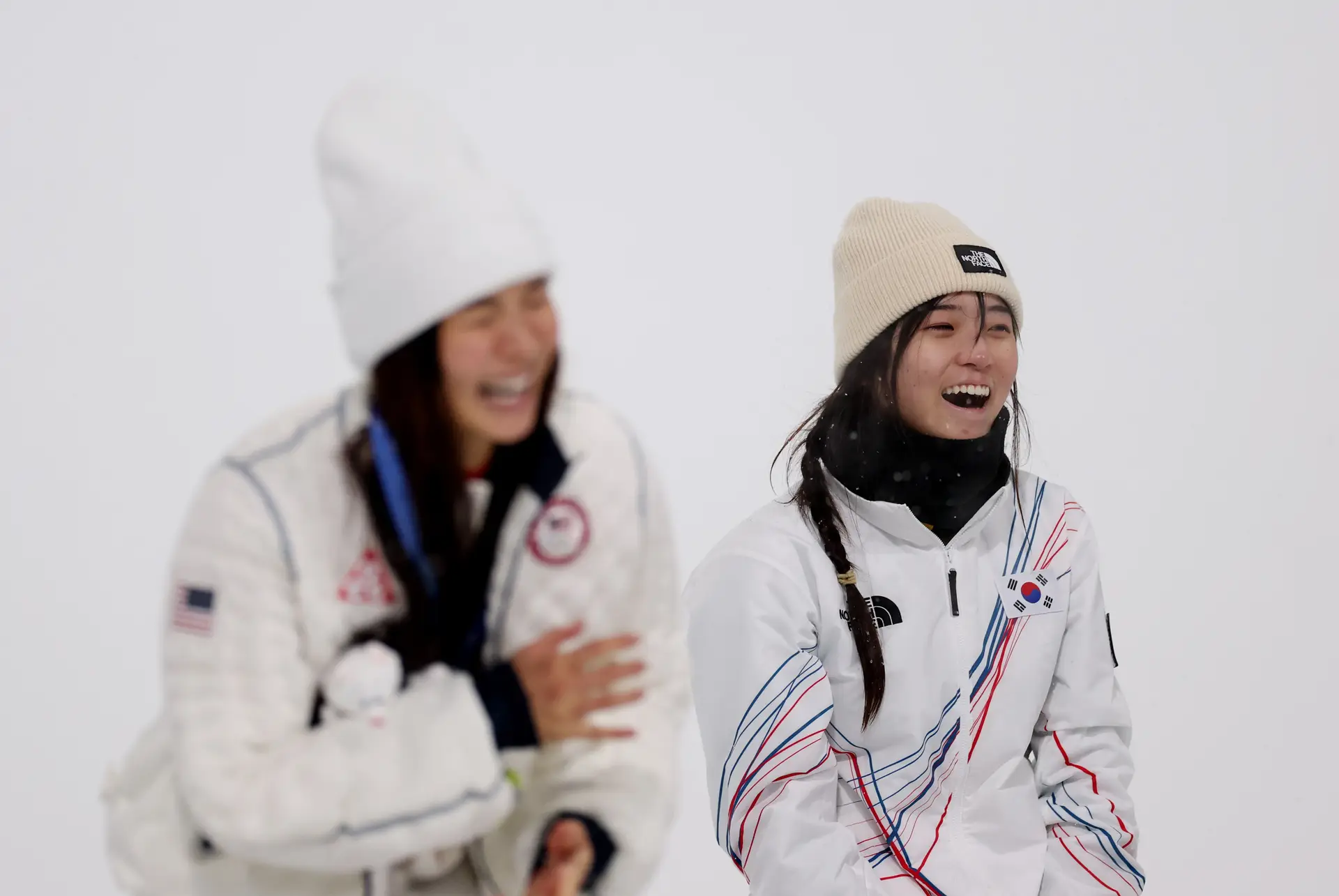 Choi Gaon, à direita, na cerimónia de entrega de medalhas com a bem-disposta Chloe Kim, que ficou com a prata