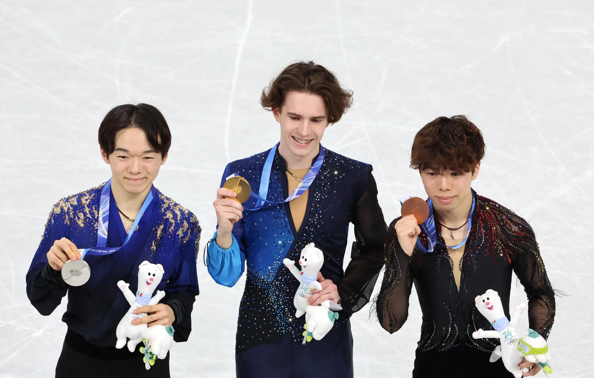 O pódio da prova individual masculina: Mikhail Shaidorov (Cazaquistão), Yuma Kagiyama (prata) e Shun Sato (bronze)