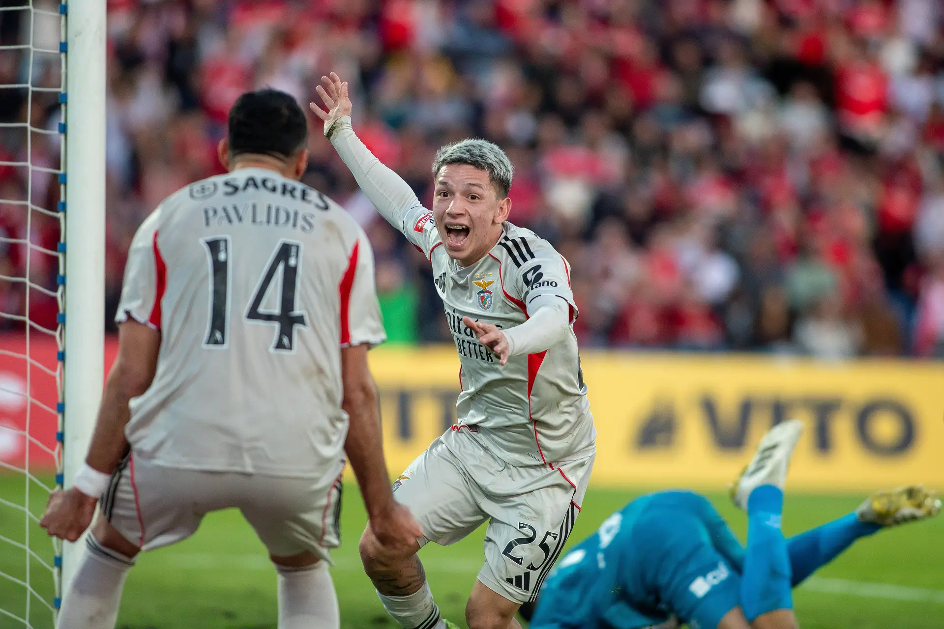 Primeiro luminoso e depois cinzento, o Benfica saiu feliz dos Açores