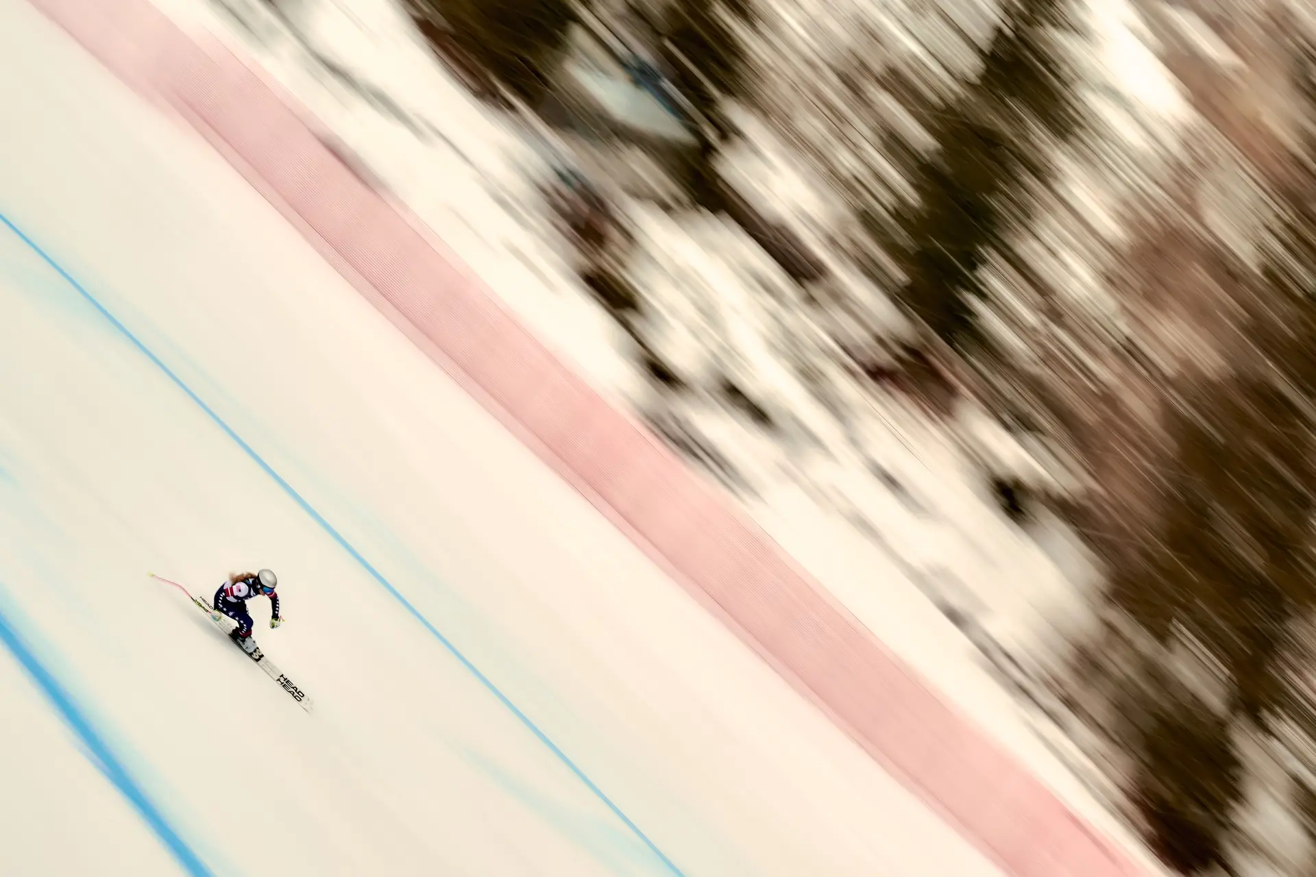 Vonn a descer a montanha do Centro de Esqui Alpino de Tofane, em Cortina, nos treinos que antecederam a prova onde sofreria uma gravíssima queda, que marcou o arranque dos Jogos Olímpicos de inverno