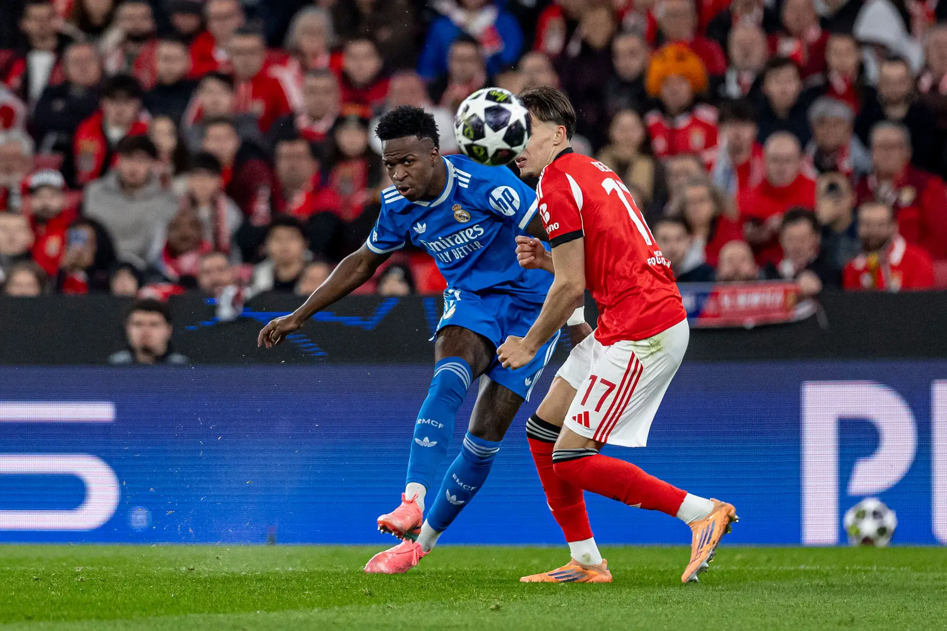 O momento em que Vini Jr. marca o único e grande golo da noite, deixando o Real Madrid em vantagem na eliminatória