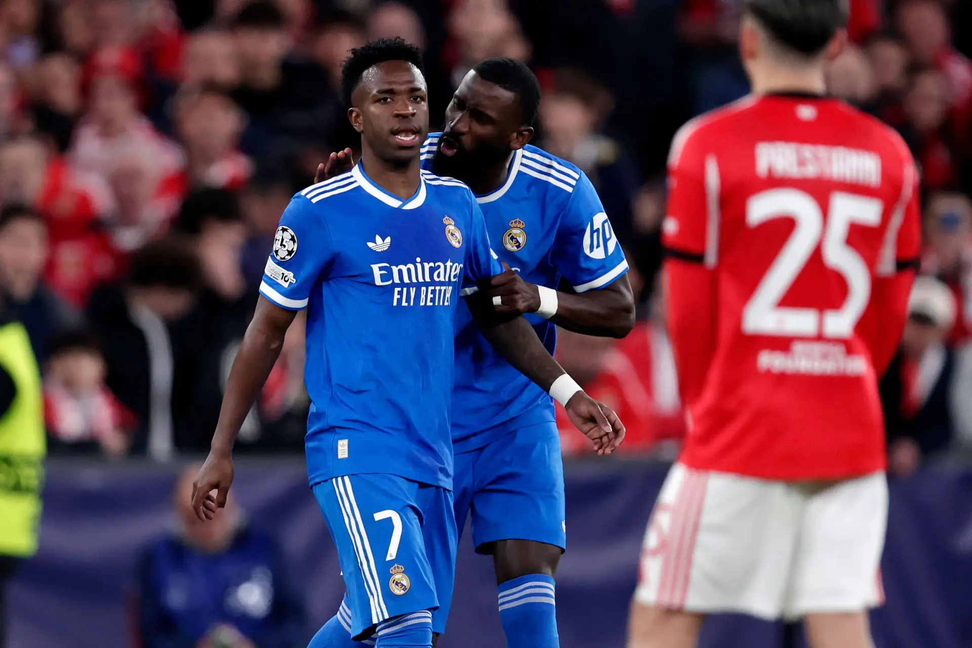 “Foi um ato racista, SIM”: o que Prestianni disse, ou não disse, a Vinícius pôs o futebol a falar, outra vez, do Benfica-Real Madrid