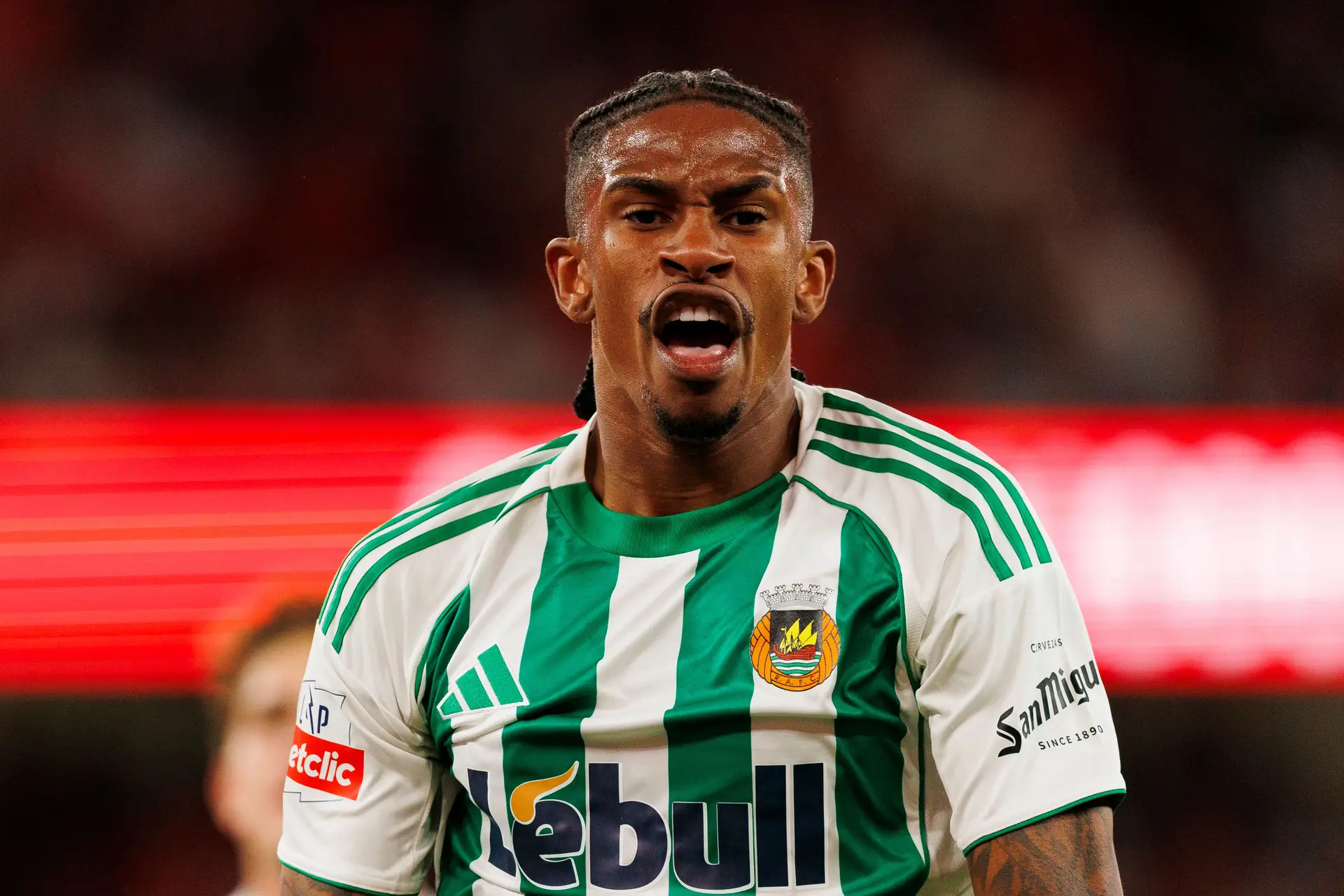 André Luiz jogou uma época e meia no Rio Ave (depois de representar o Estrela da Amadora) e transferiu-se para o Olympiacos