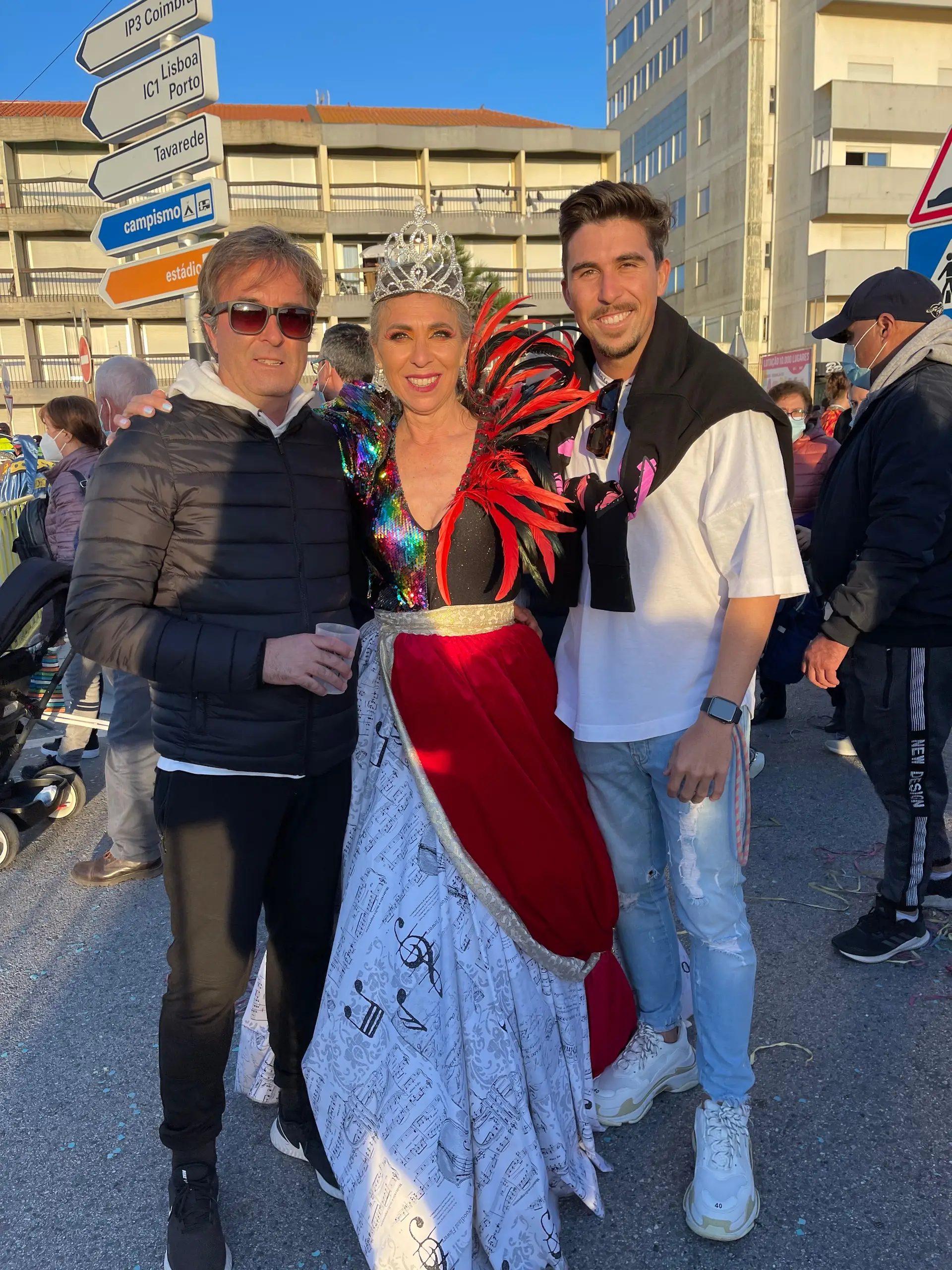 Pedro Nuno com os pais, em 2022, ano em que a mãe foi rainha do Carnaval da Figueira da Foz