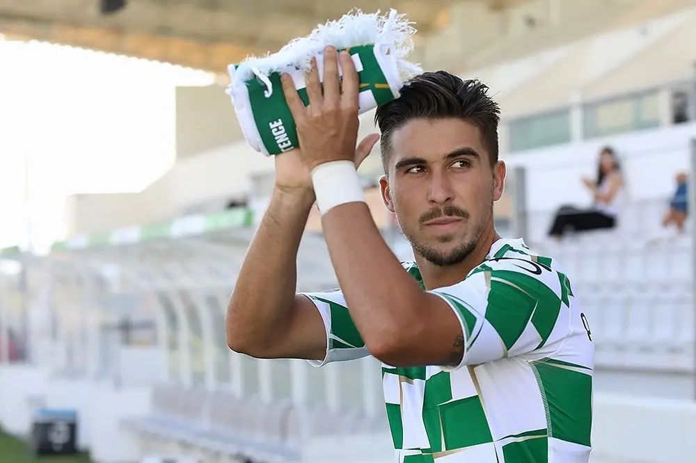 Pedro Nuno a entrar em campo pelo Moreirense e a agradecer aos adeptos