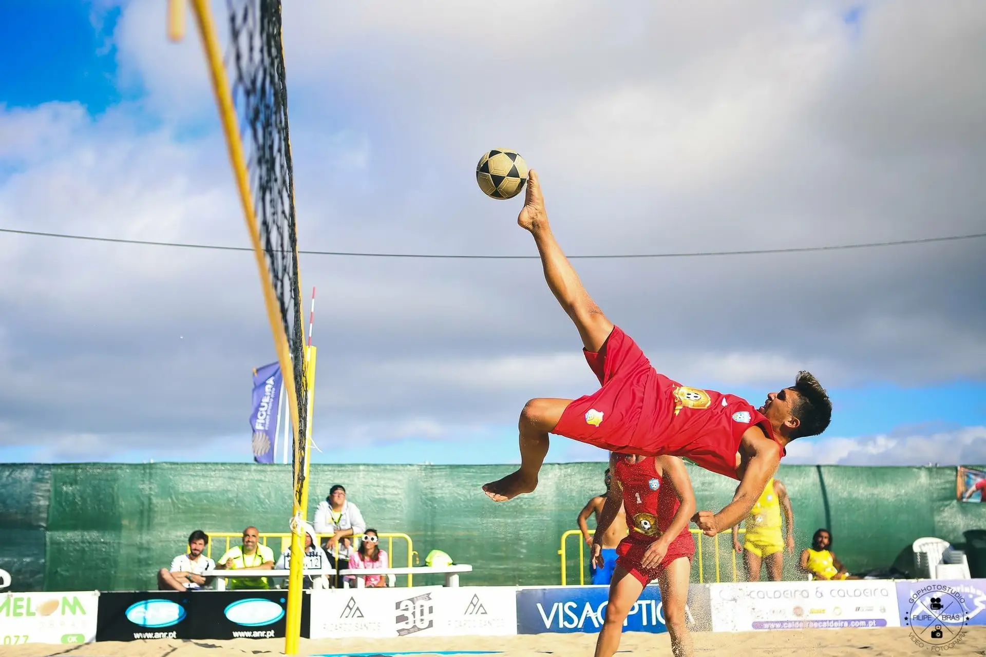 Pedro Nuno num gesto acrobático durante um torneio de futevolei