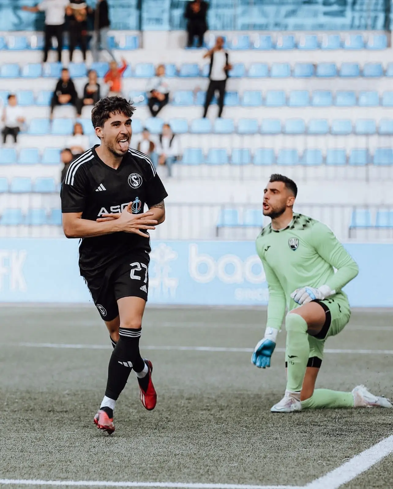 Pedro Nuno a festejar um golo pelo Sebail PFK