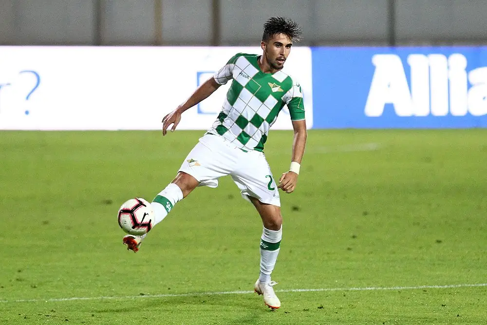 O médio ofensivo em ação pelo Moreirense