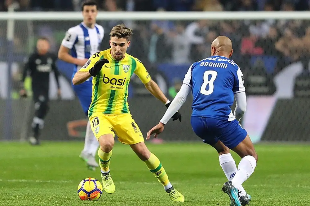 Em 2016/17, Pedro Nuno mudou-se para o CD Trondela. Na foto, num jogo com o FCP, tenta passar por Brahimi