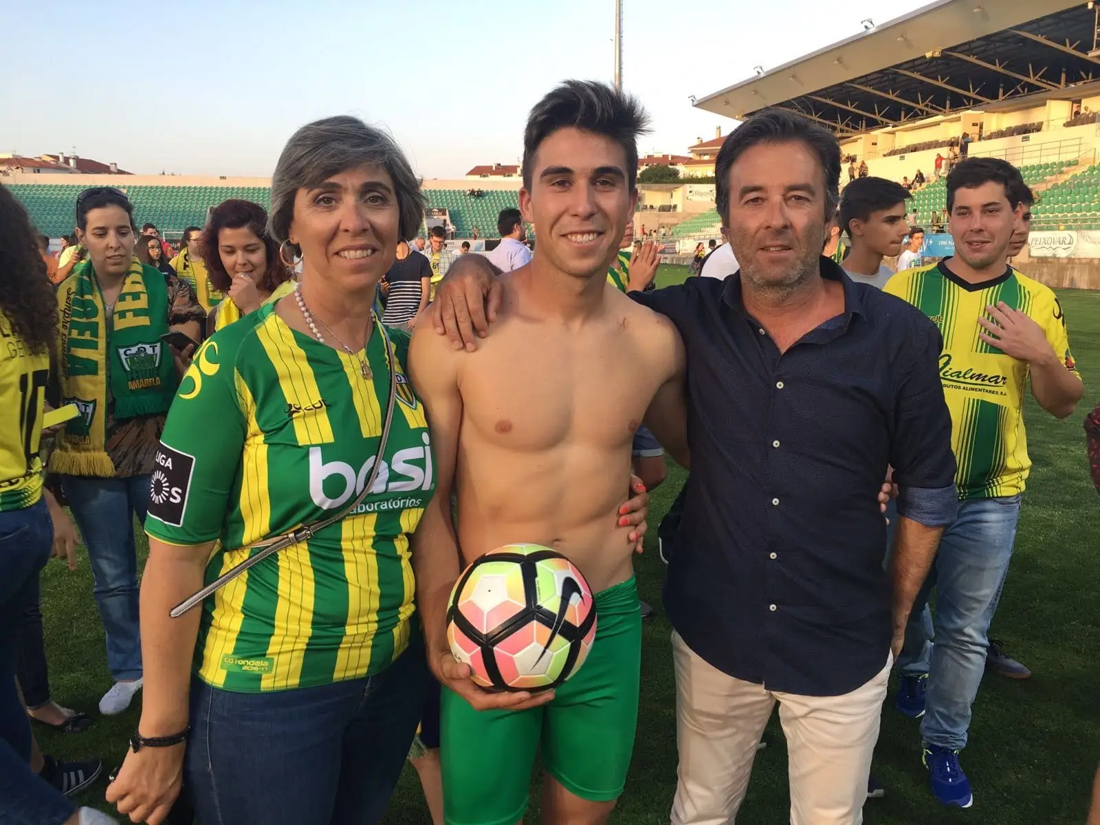 O médio ofensivo com os pais, no último jogo do campeonato em que o CD Tondela conseguiu a manutenção