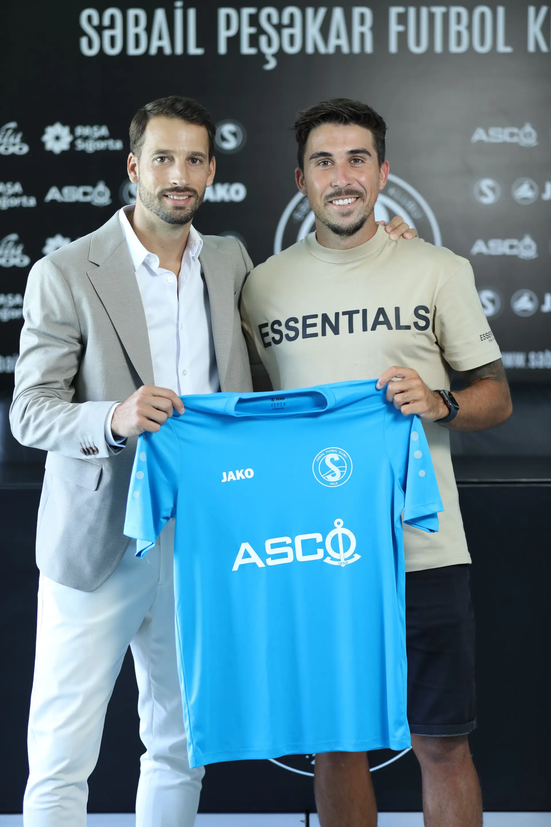 Na época 2023/24, Pedro Nuno assiniou pelo Sebail PFK, do Azerbaijão. Na foto com o empresário Pedro Marques