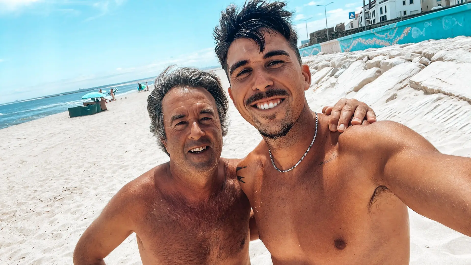 Pedro com o pai, na praia