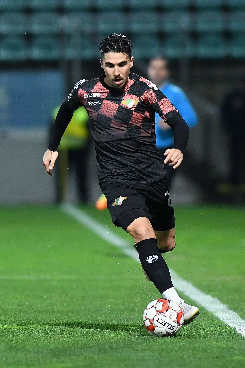O médio em ação pelo Moreirense