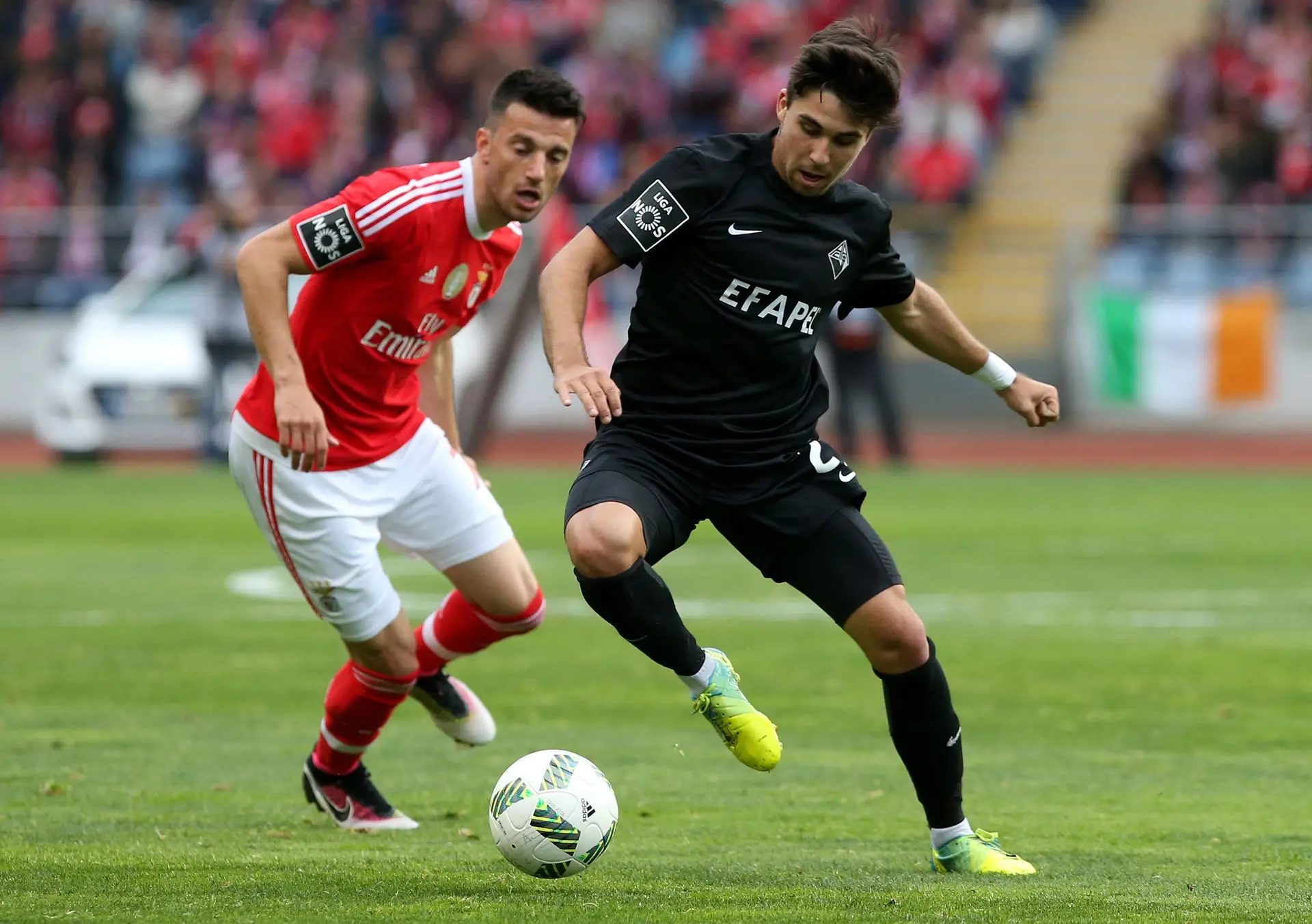 Samaris (Benfica) e Pedro Nuno (Académica) disputam a bola, num jogo de 2013